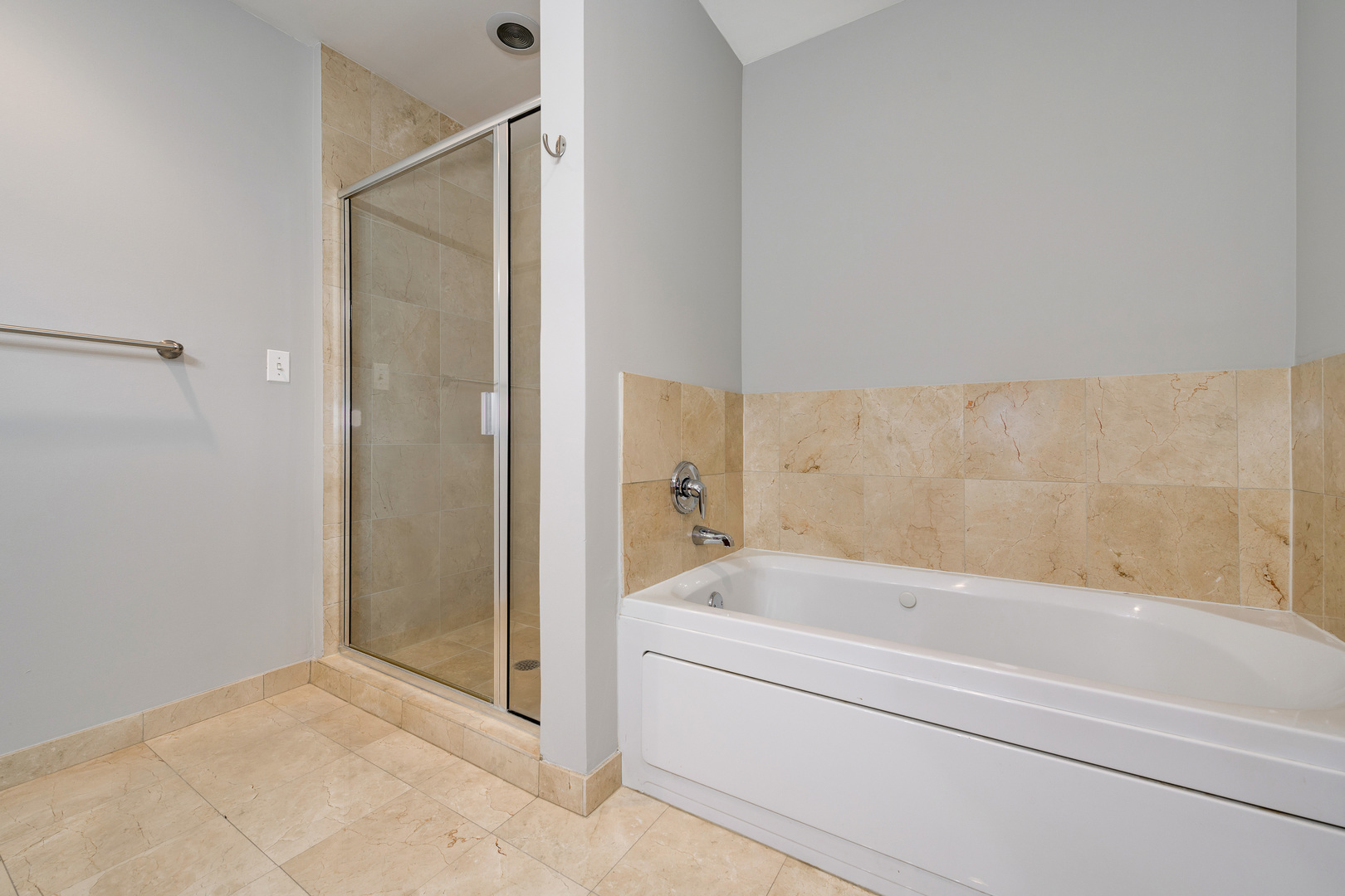 1422 N La Salle Drive Unit: 201