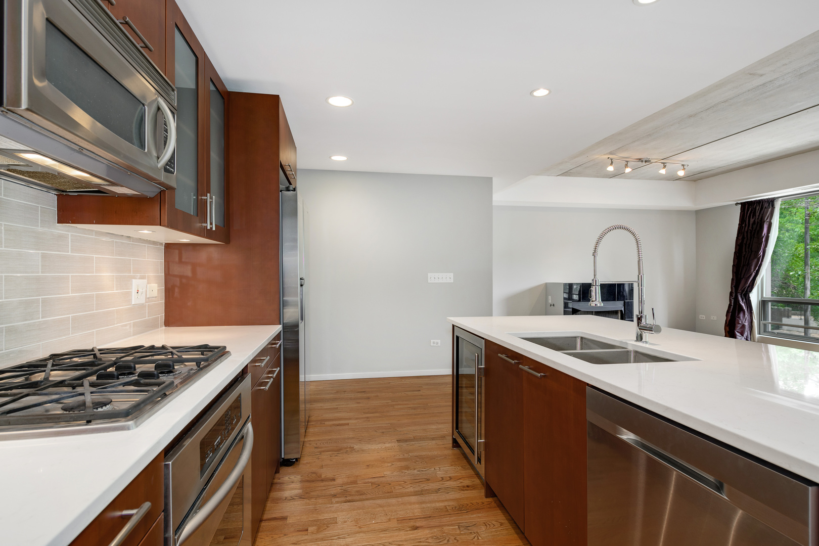 1422 N La Salle Drive Unit: 201