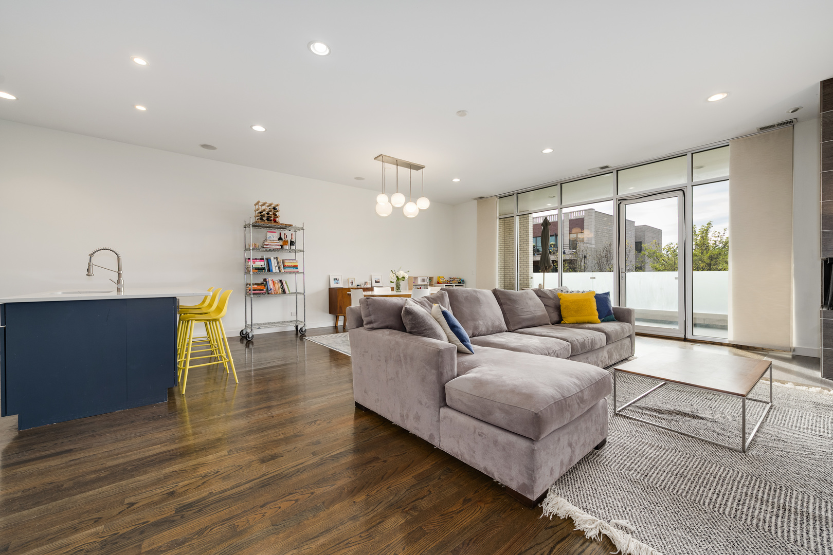 833 N California Avenue Unit: 3N