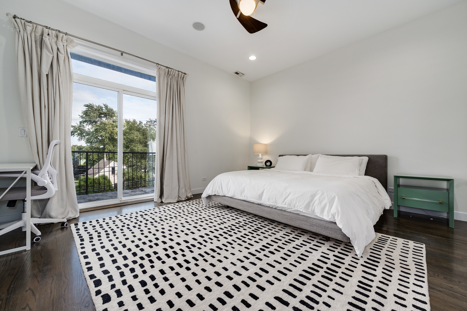 833 N California Avenue Unit: 3N