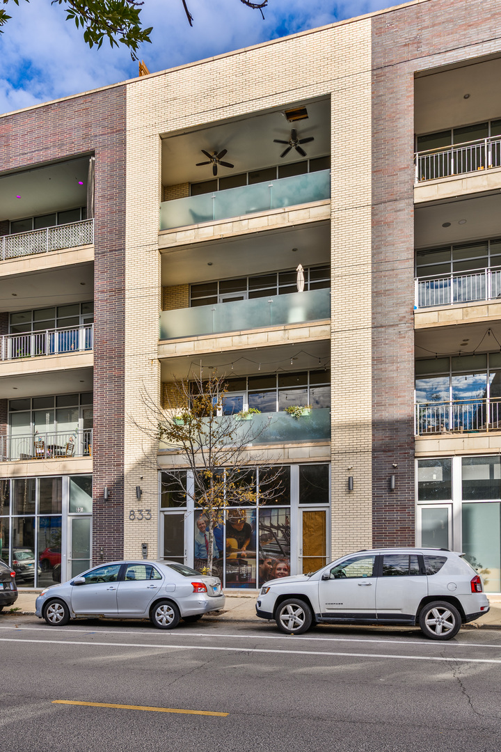 833 N California Avenue Unit: 3N