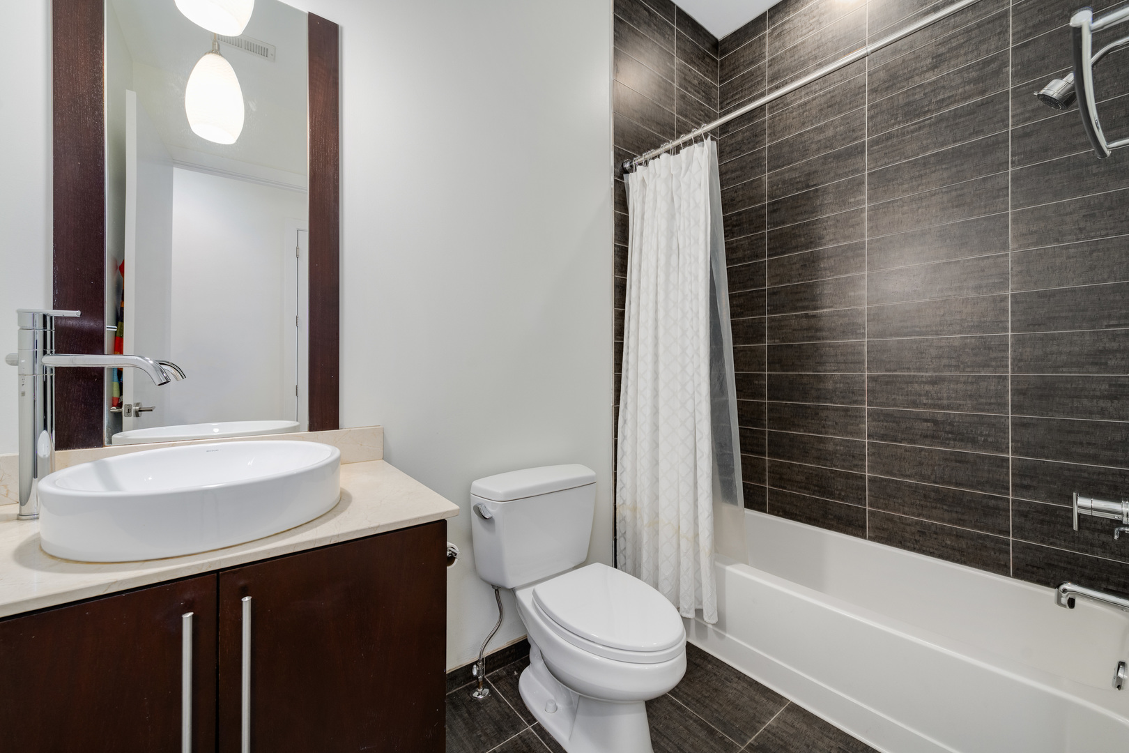 833 N California Avenue Unit: 3N