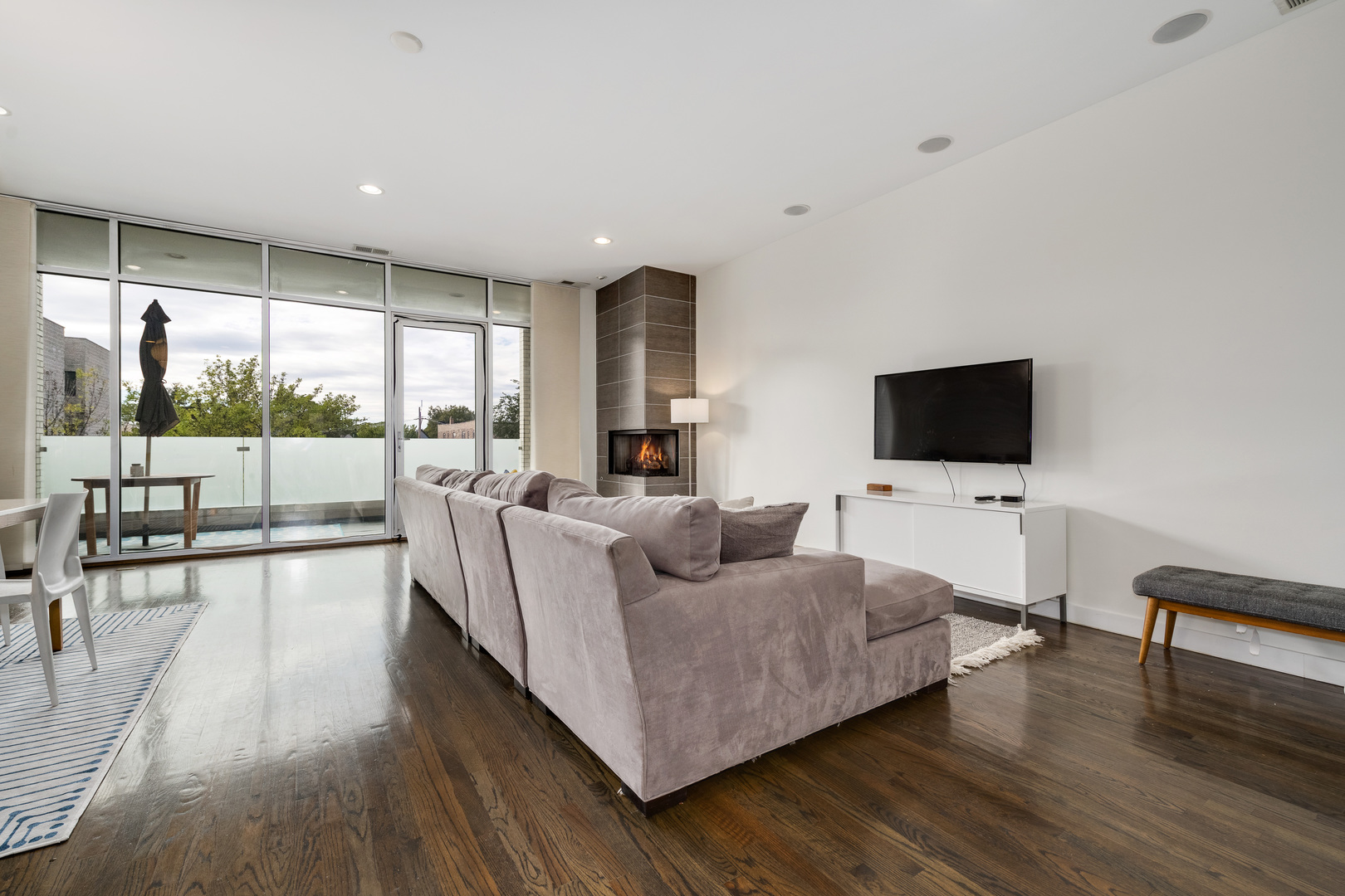 833 N California Avenue Unit: 3N