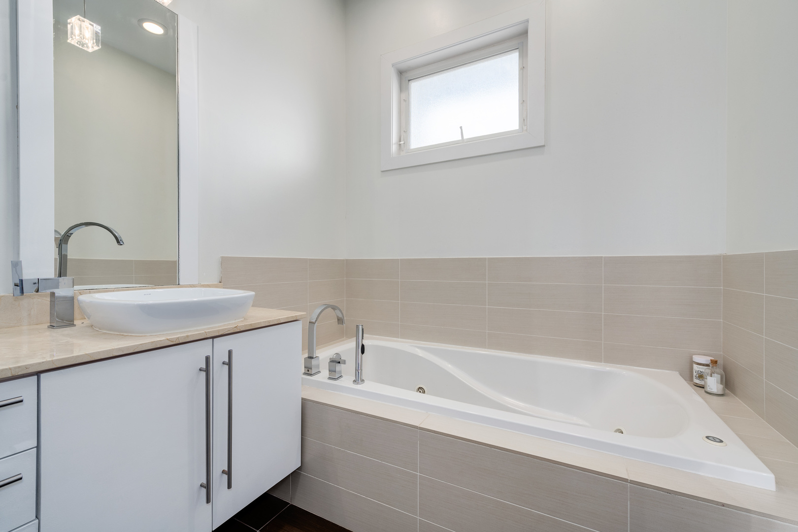 833 N California Avenue Unit: 3N