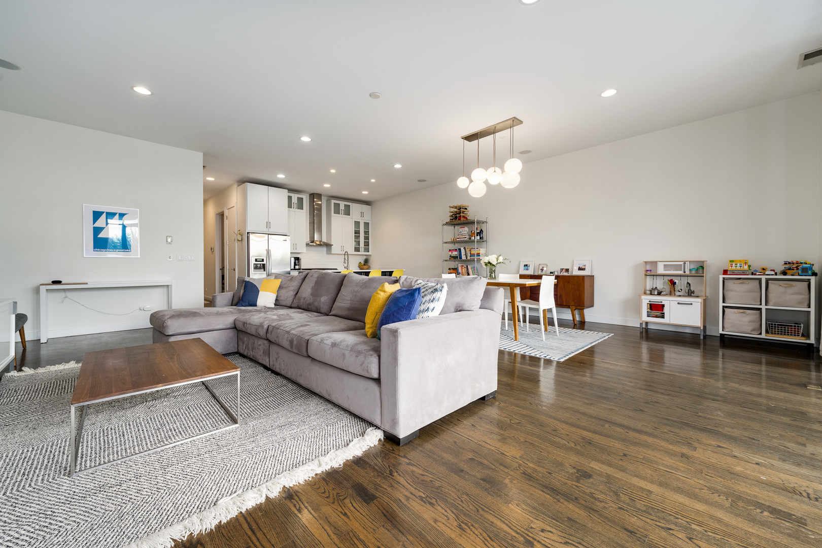 833 N California Avenue Unit: 3N