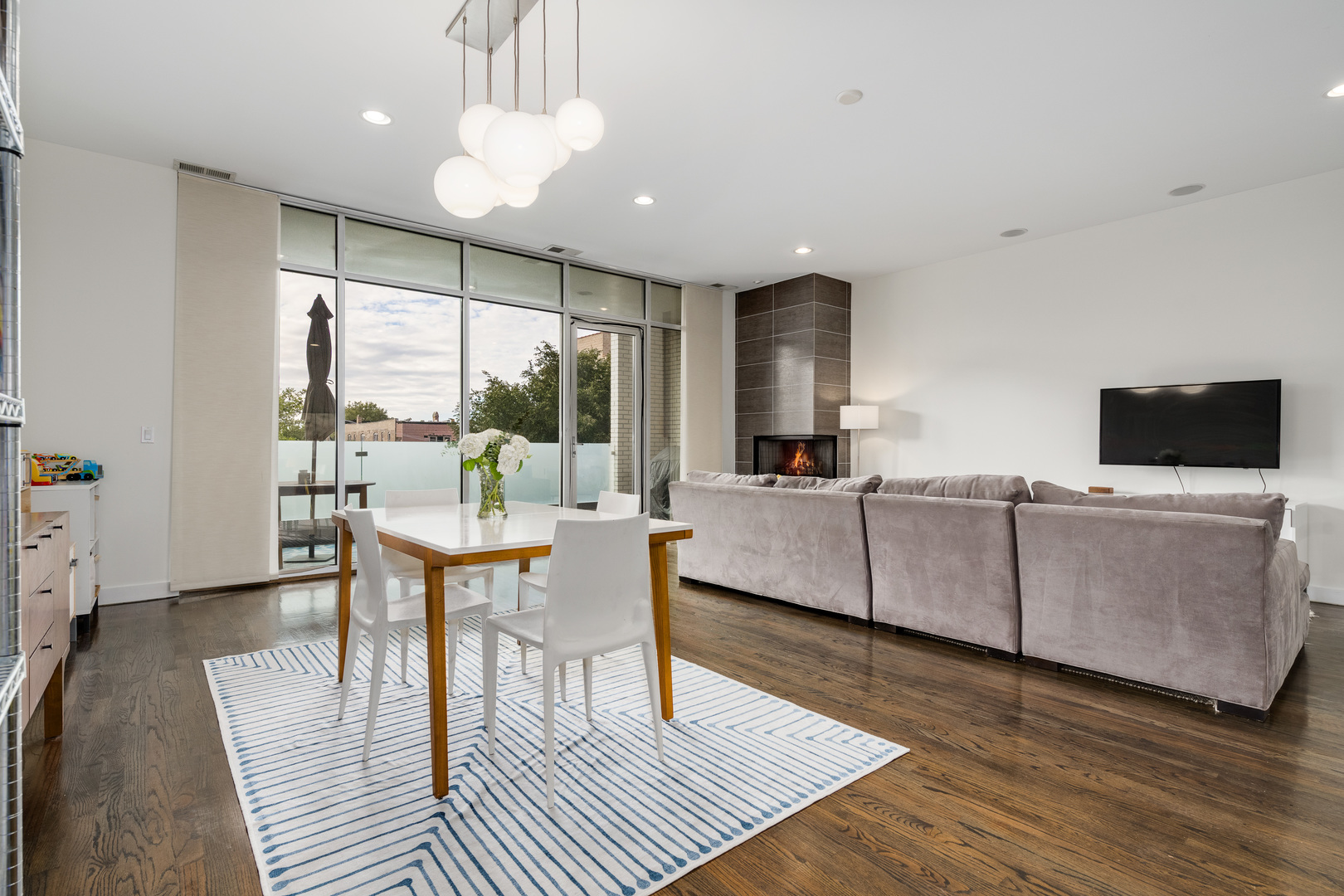 833 N California Avenue Unit: 3N