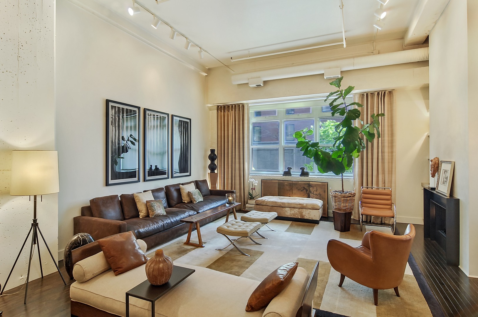 360 W ILLINOIS Street Unit: 1D