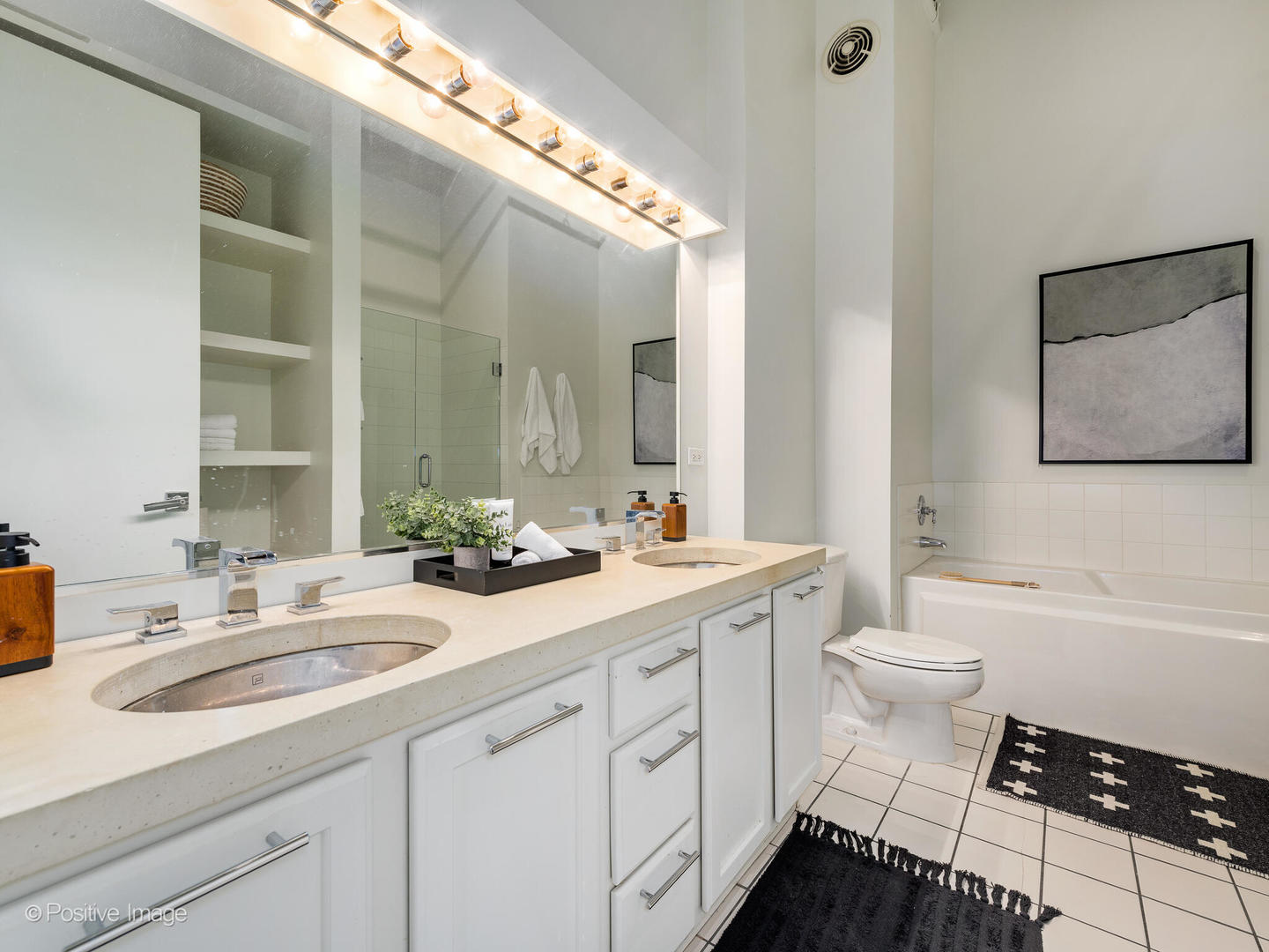 360 W ILLINOIS Street Unit: 1D