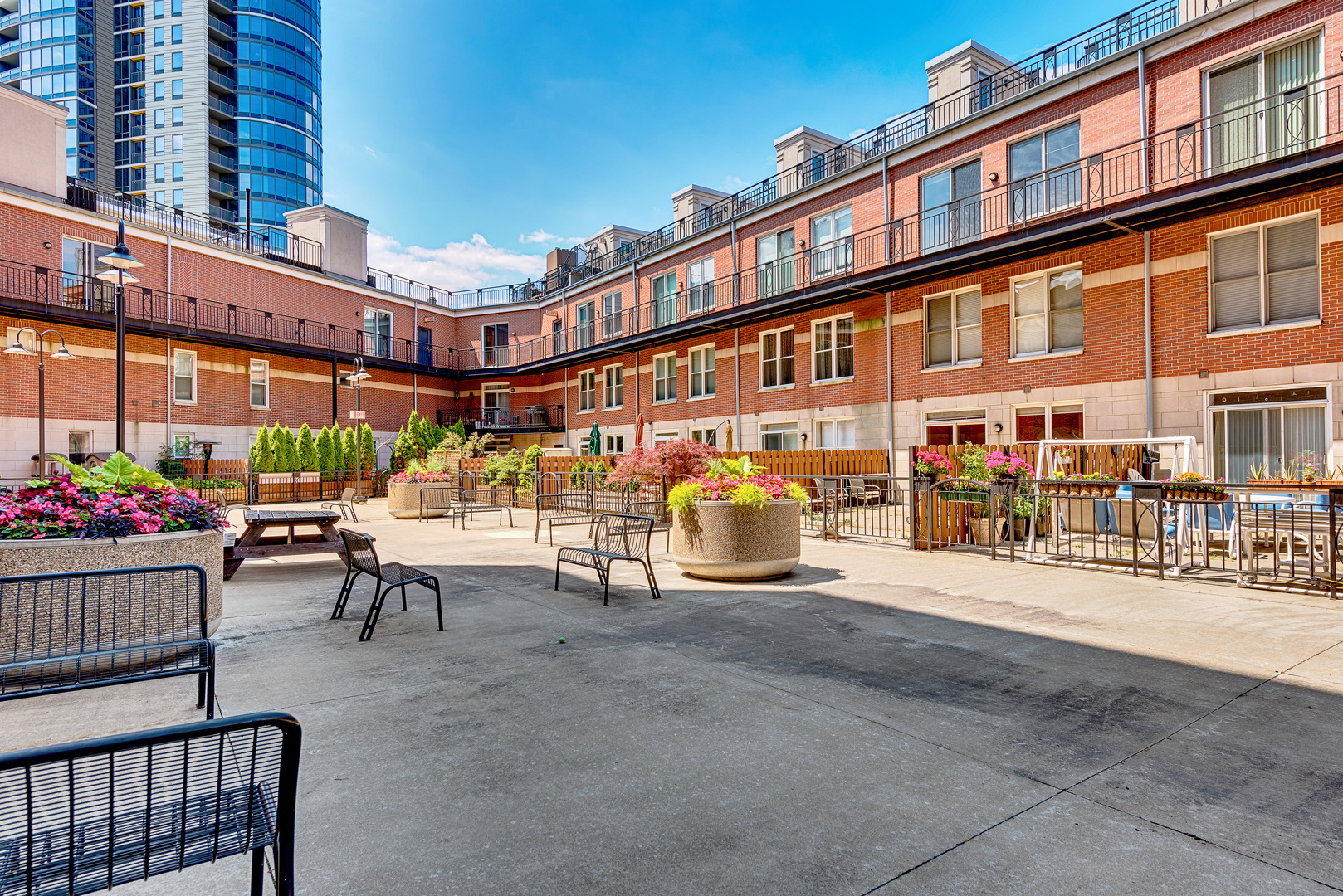360 W ILLINOIS Street Unit: 1D