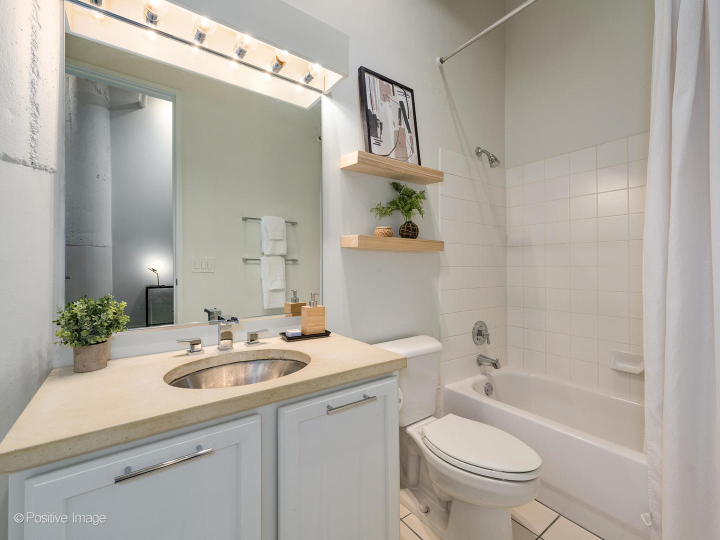360 W ILLINOIS Street Unit: 1D