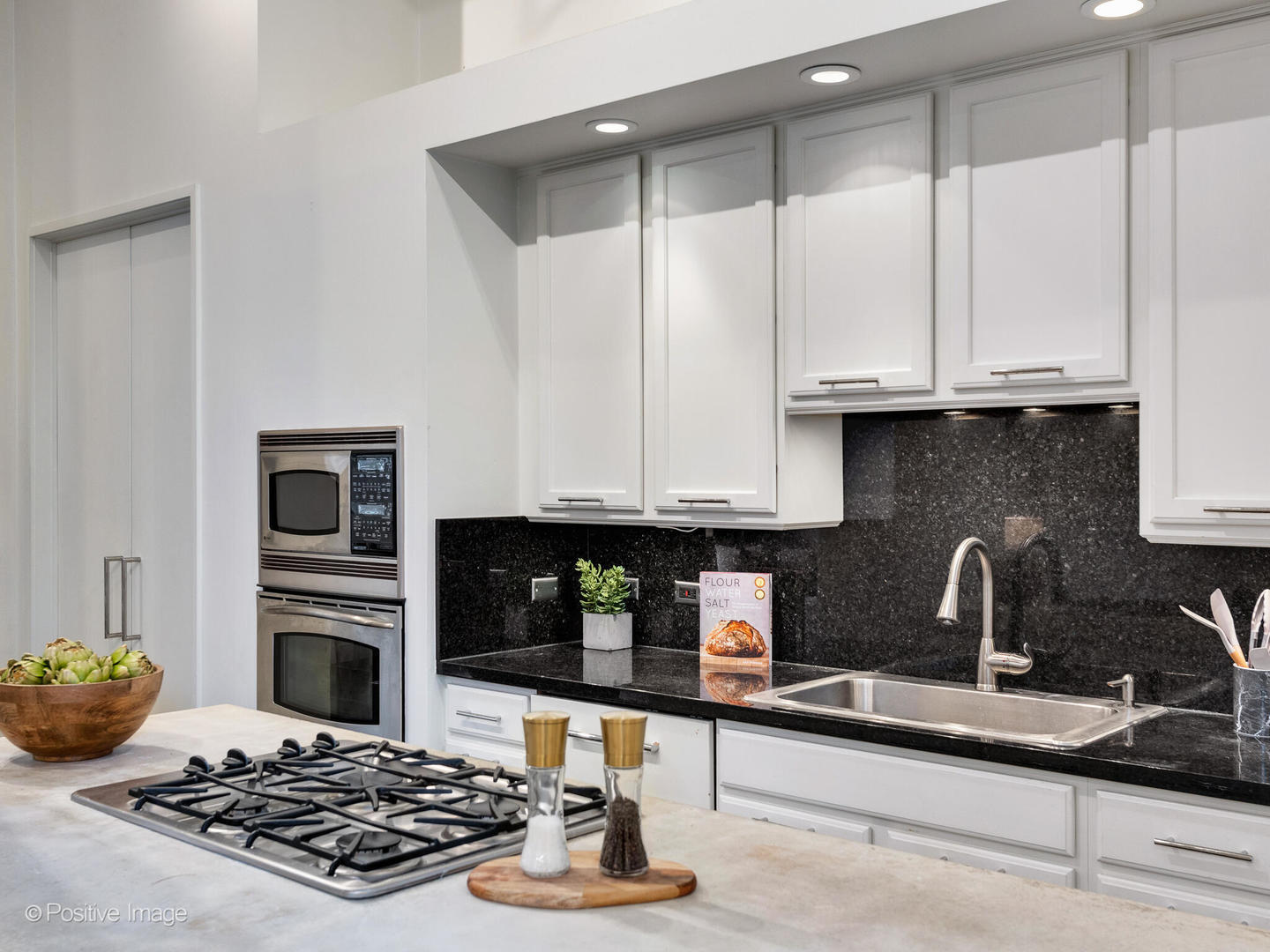 360 W ILLINOIS Street Unit: 1D
