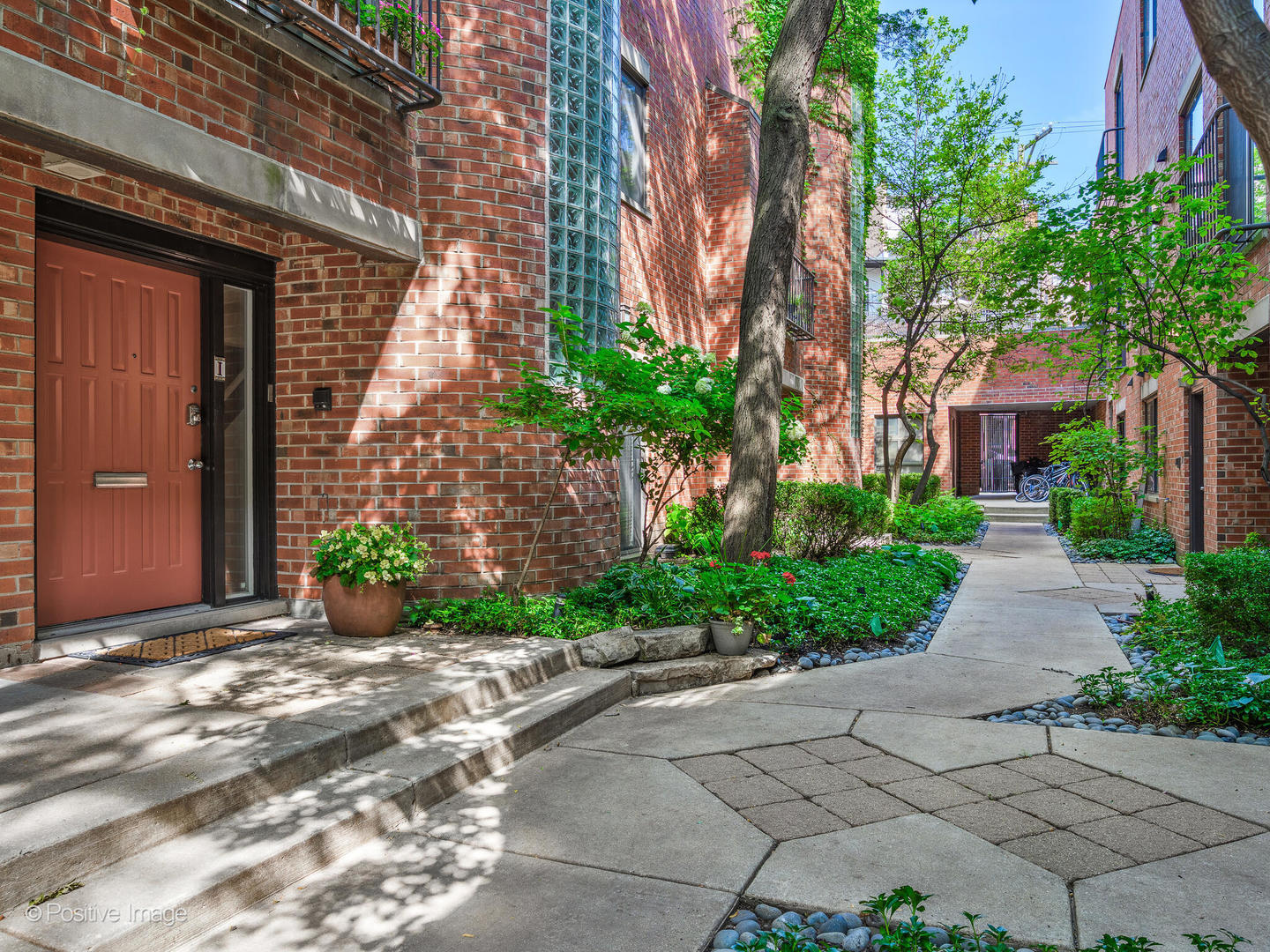 416 W Grant Place Unit: I
