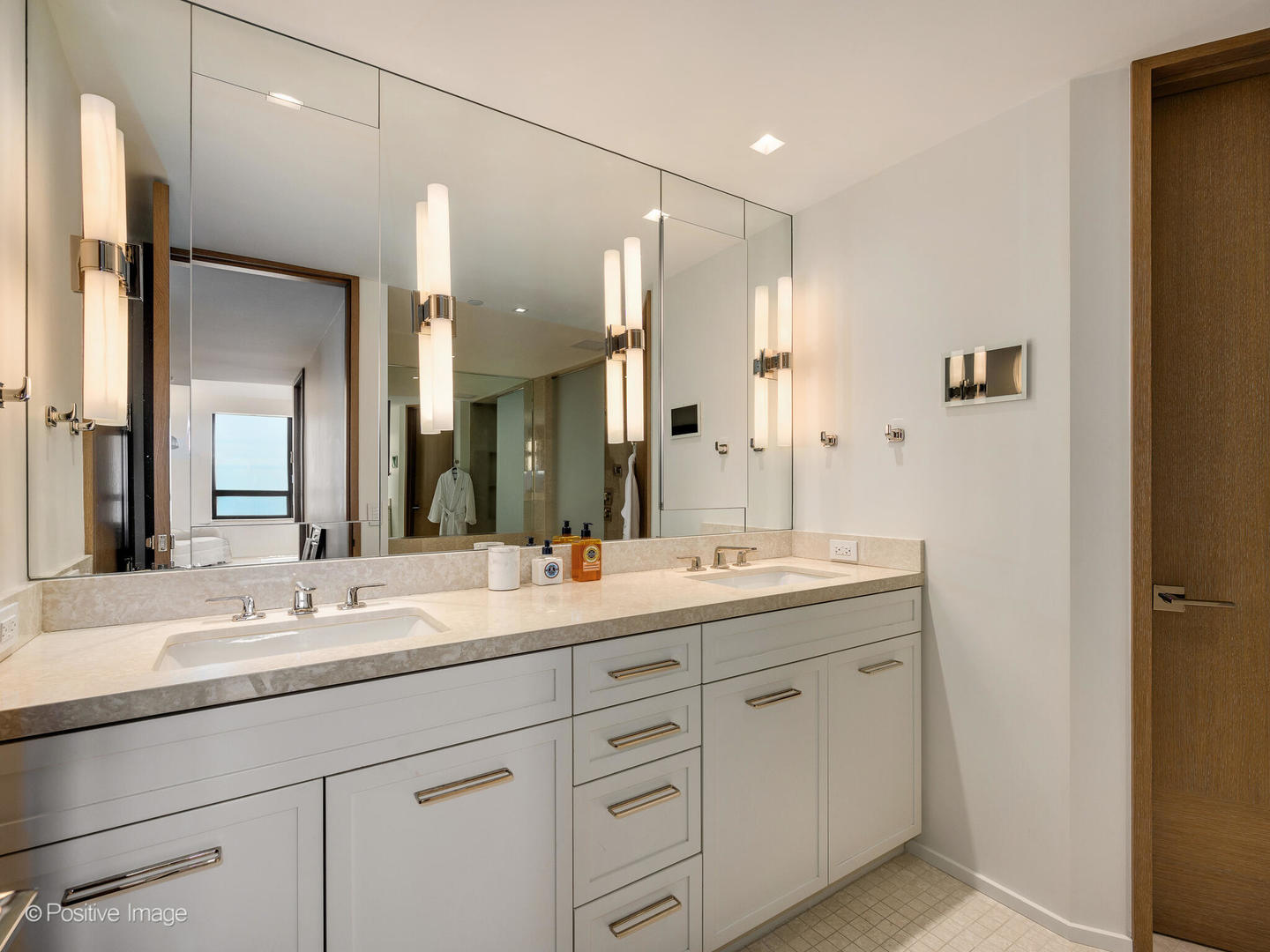 180 E PEARSON Street Unit: 3704-3705