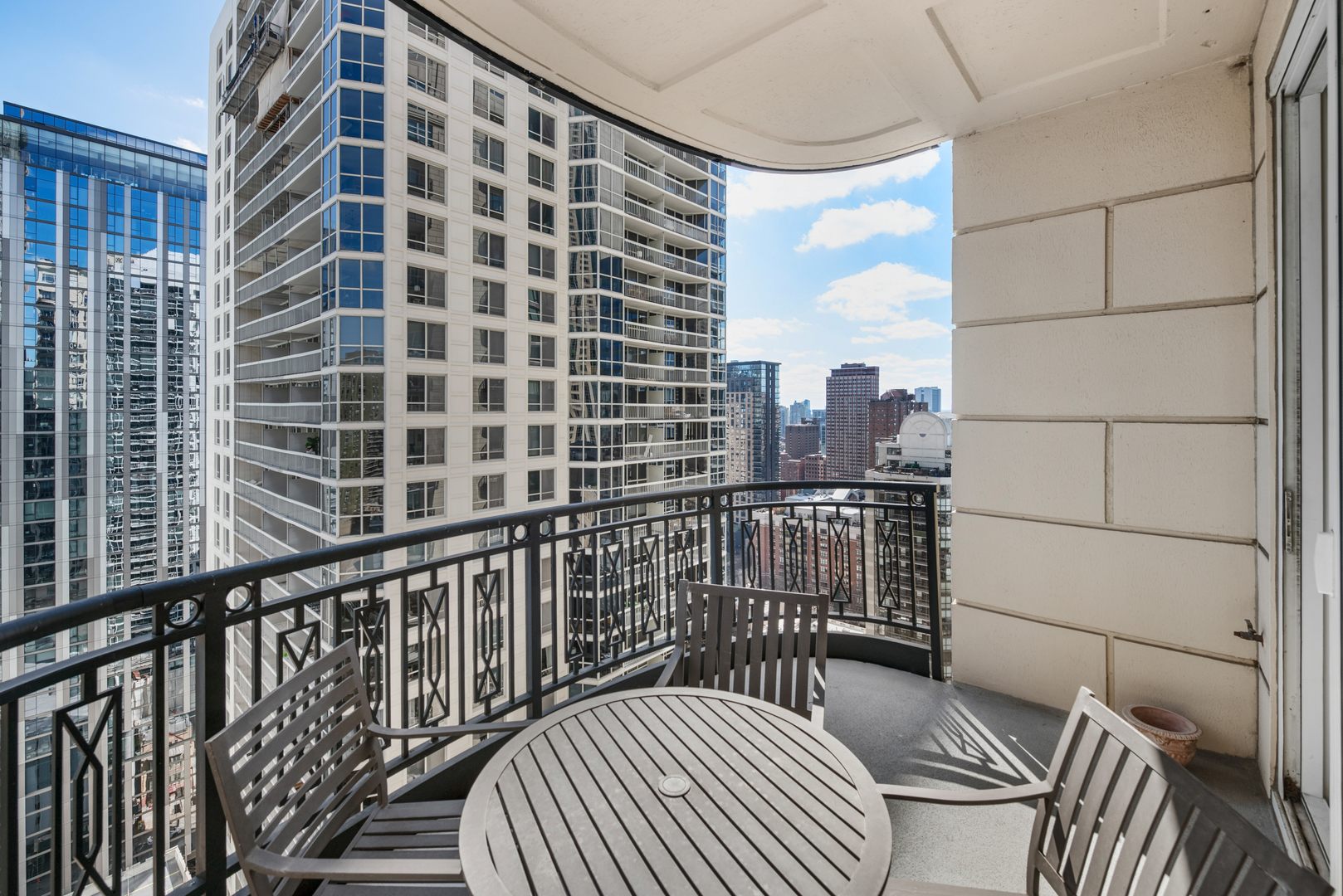 10 E Delaware Place Unit: 25B