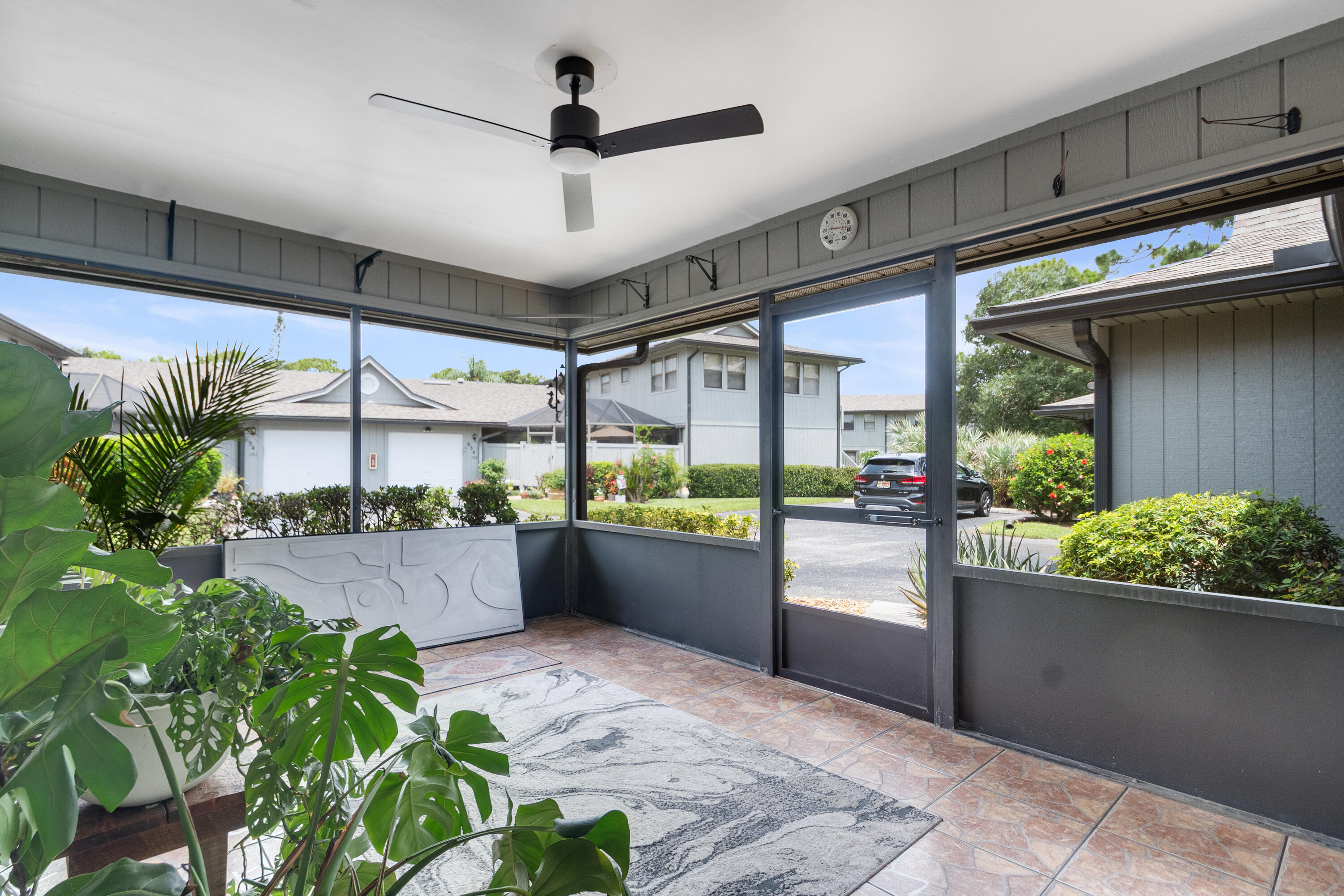 646 CENTRE SW 102