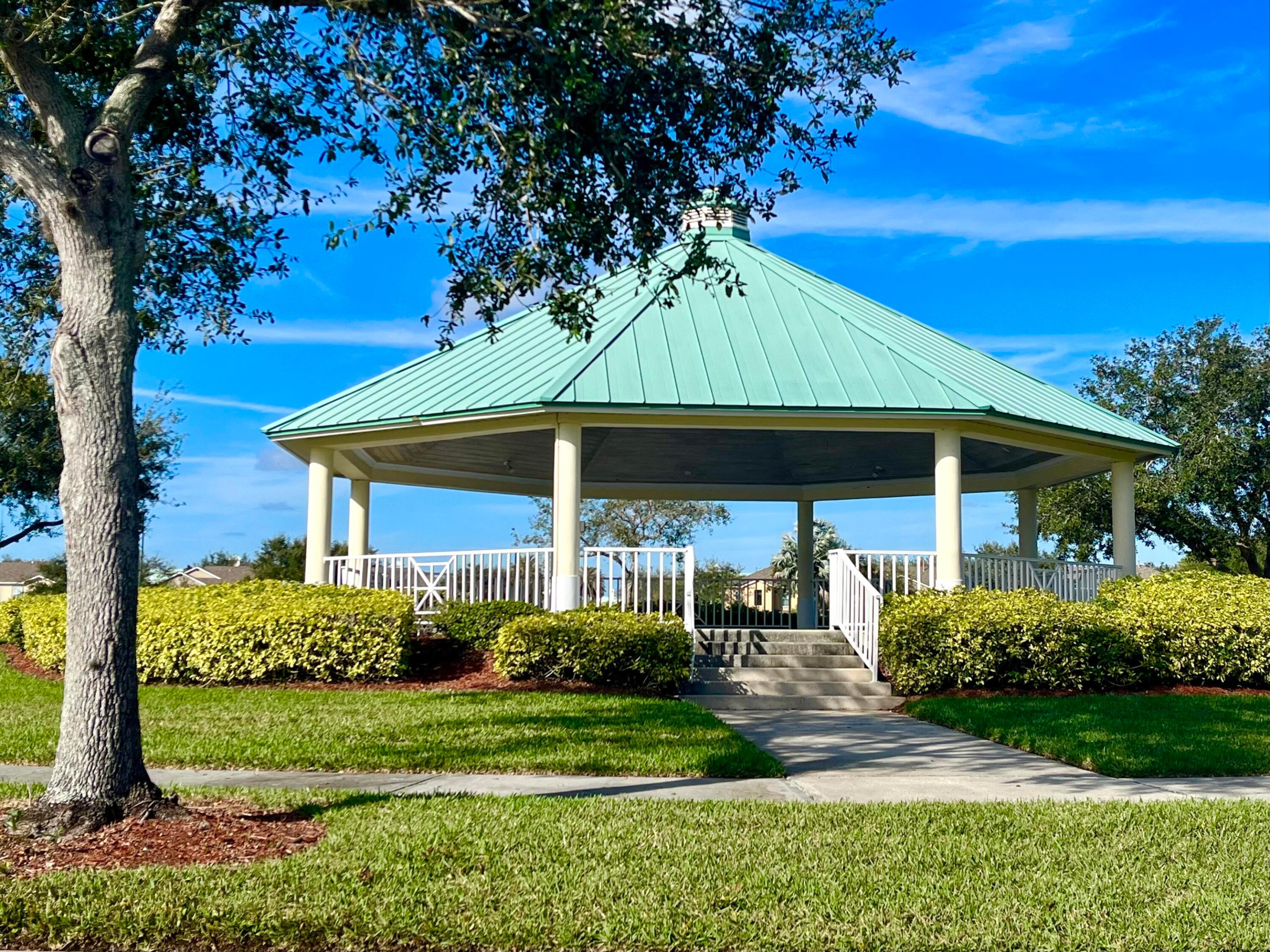 1612 W Pointe West Way W