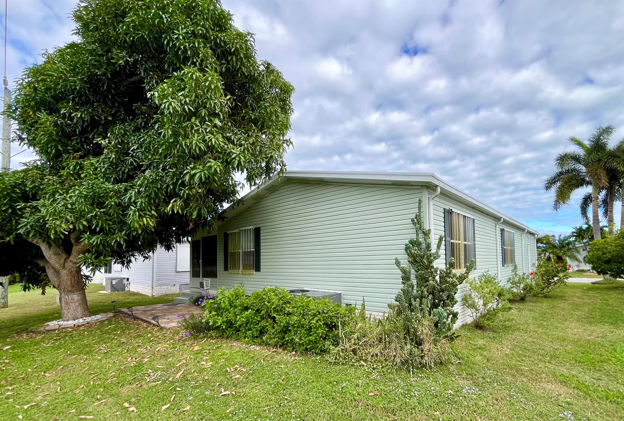 7556 Niantic Avenue W5