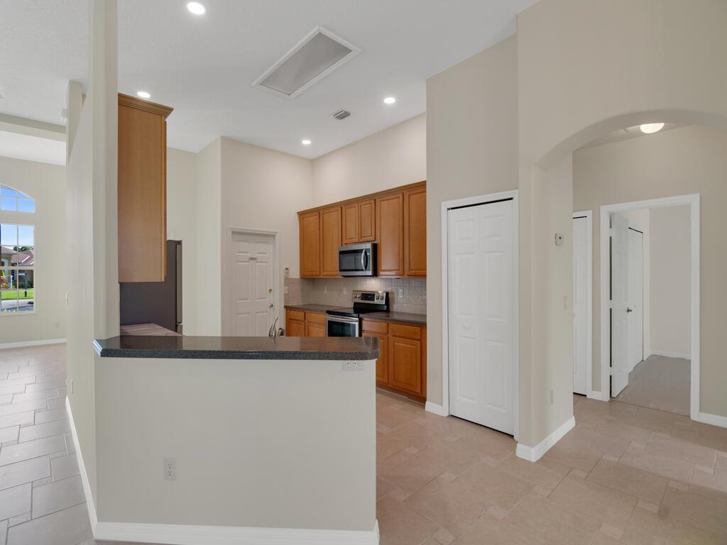 305 Bourdeaux Drive SW