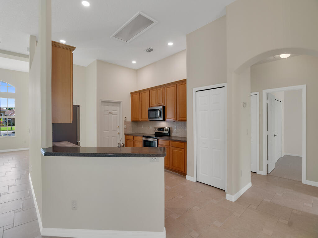 305 Bourdeaux Drive SW