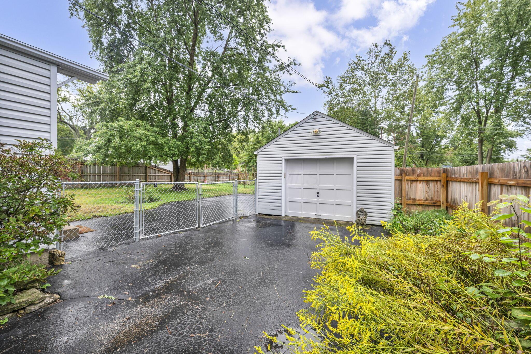 319 Canyon Drive S