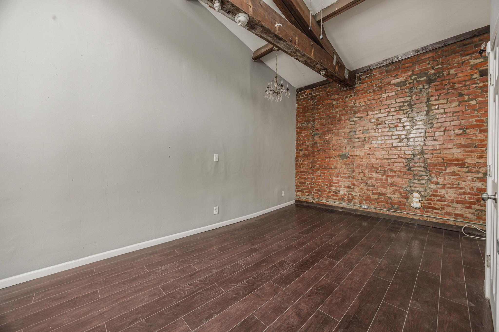 1122-1124 N High Street, 9