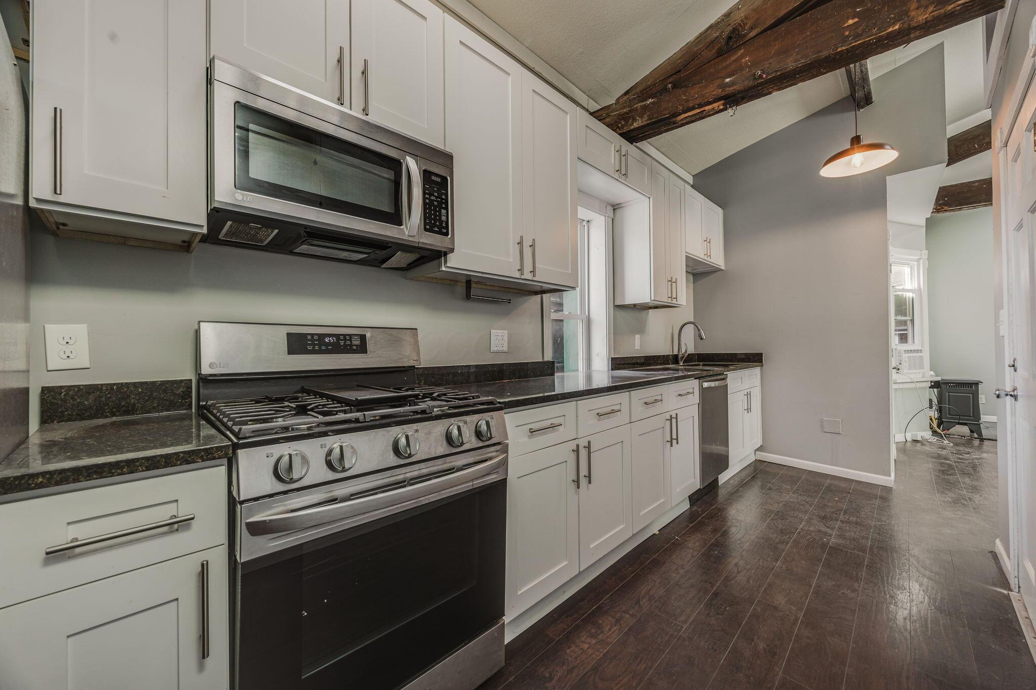 1122-1124 N High Street, 9