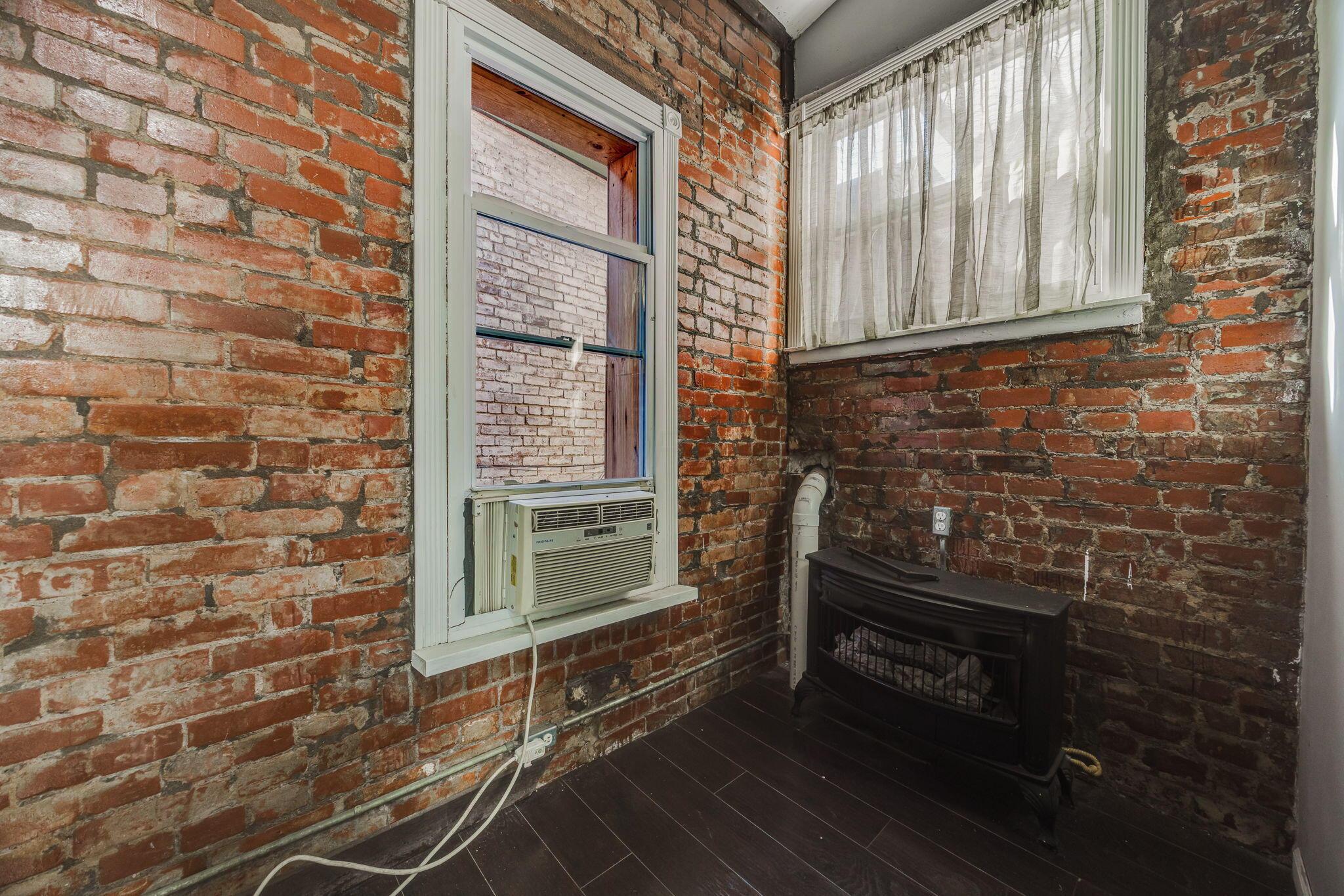 1122-1124 N High Street, 9