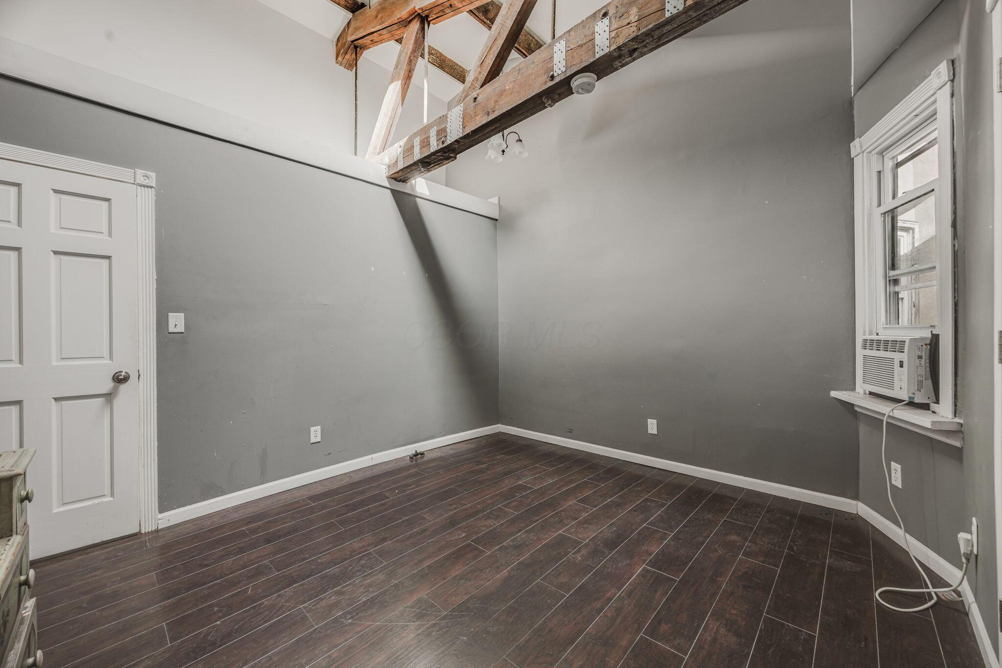 1122-1124 N High Street, 9