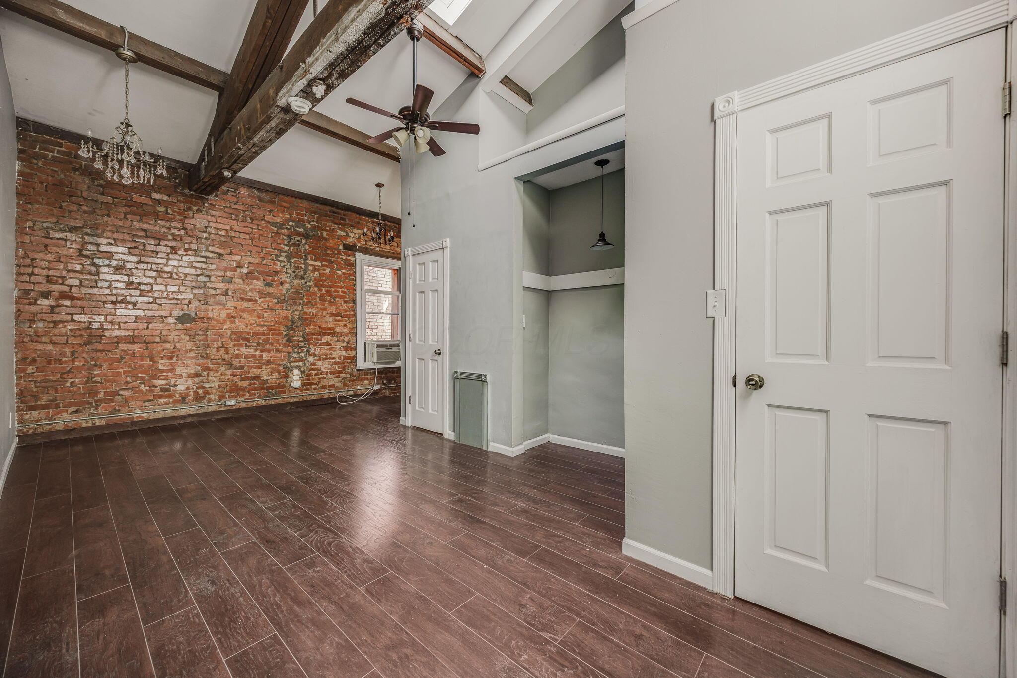 1122-1124 N High Street, 9