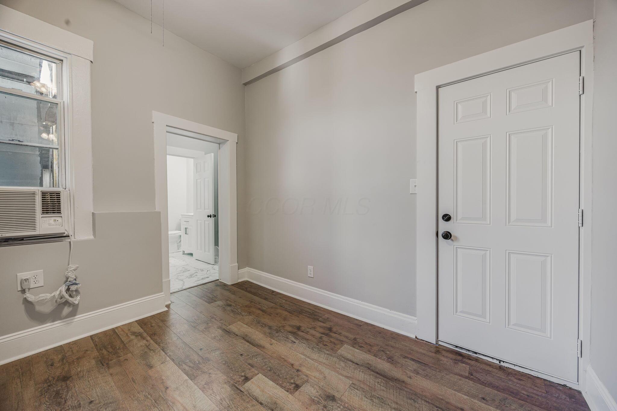 1122-1124 N High Street, 4