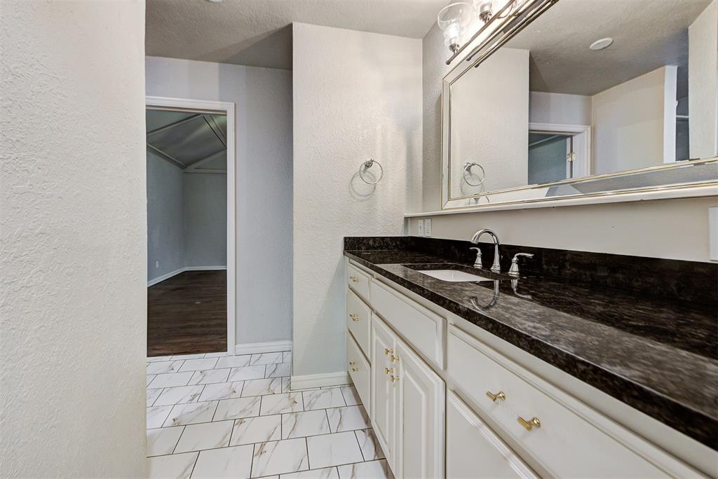 1124 Woodlawn Place