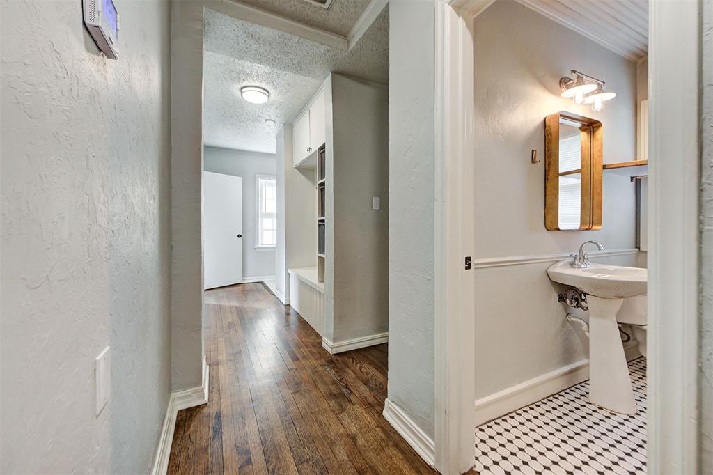 1124 Woodlawn Place