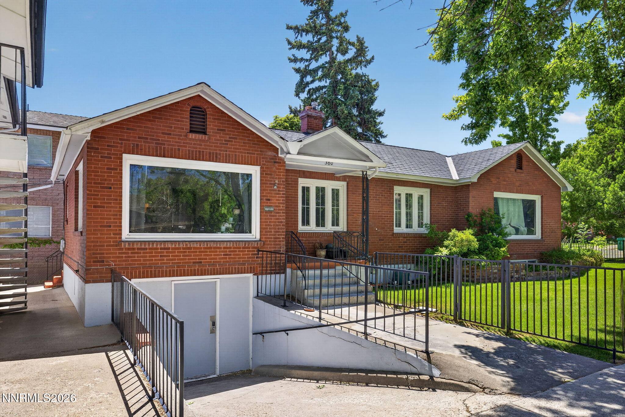 370 La Rue Avenue