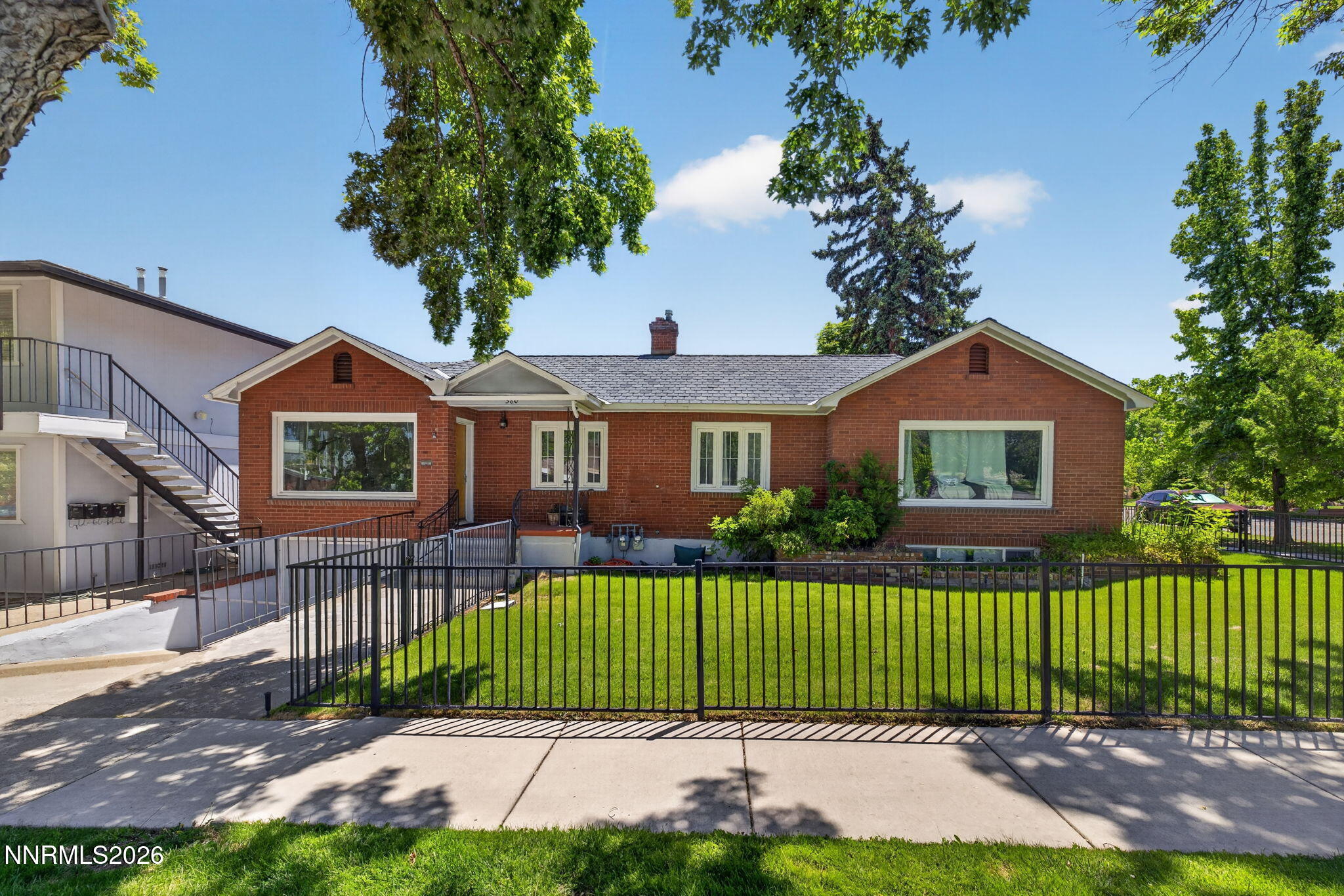 370 La Rue Avenue