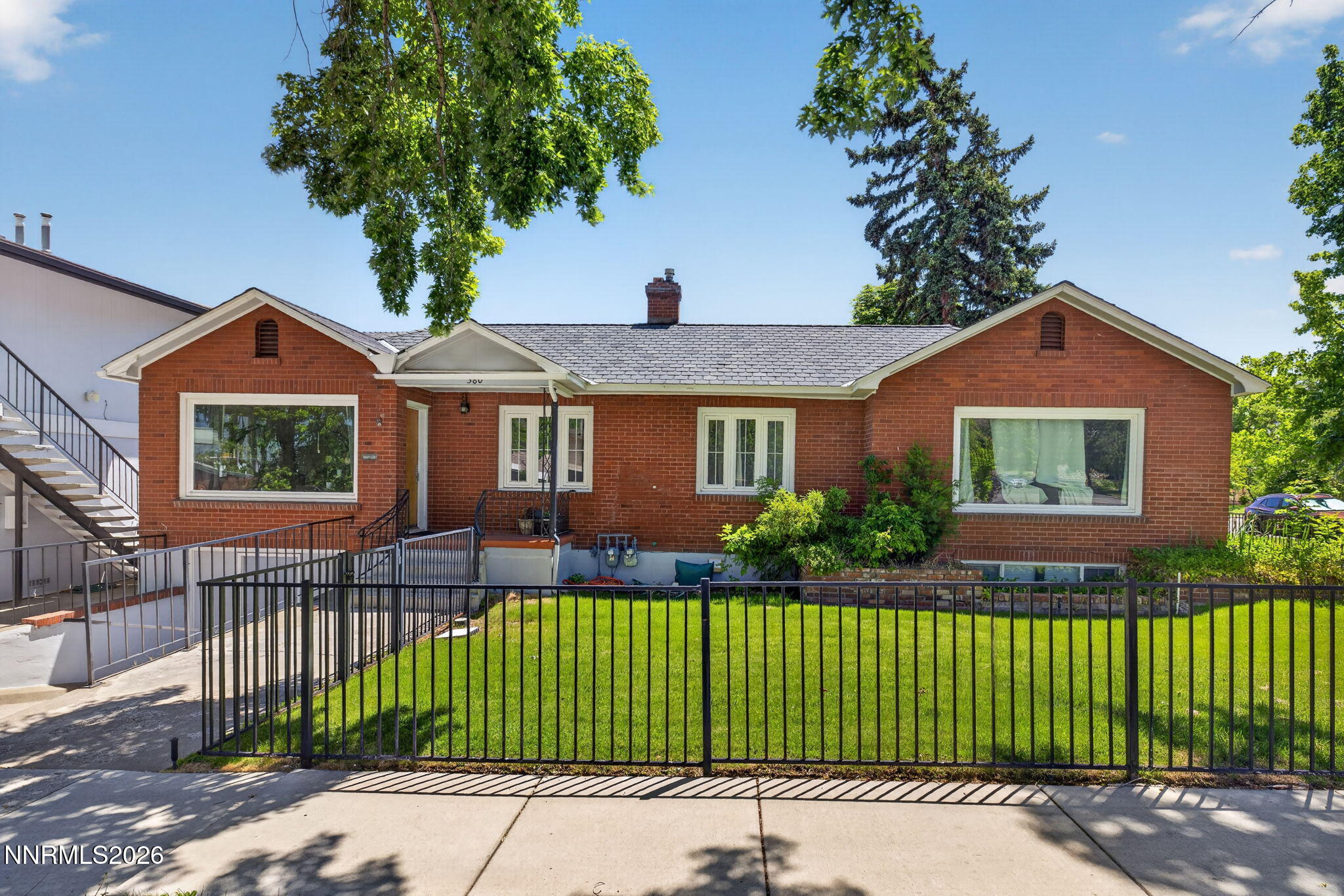 370 La Rue Avenue
