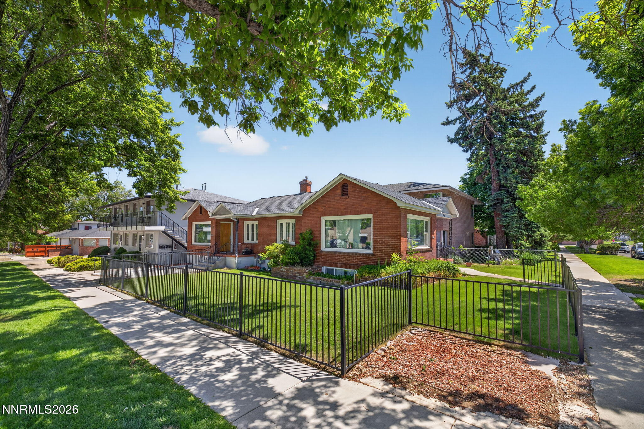 370 La Rue Avenue