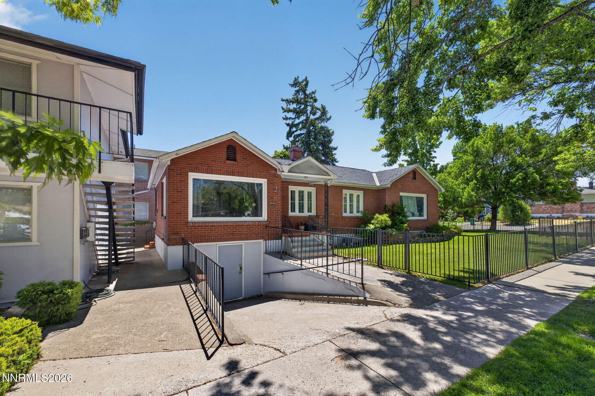370 La Rue Avenue