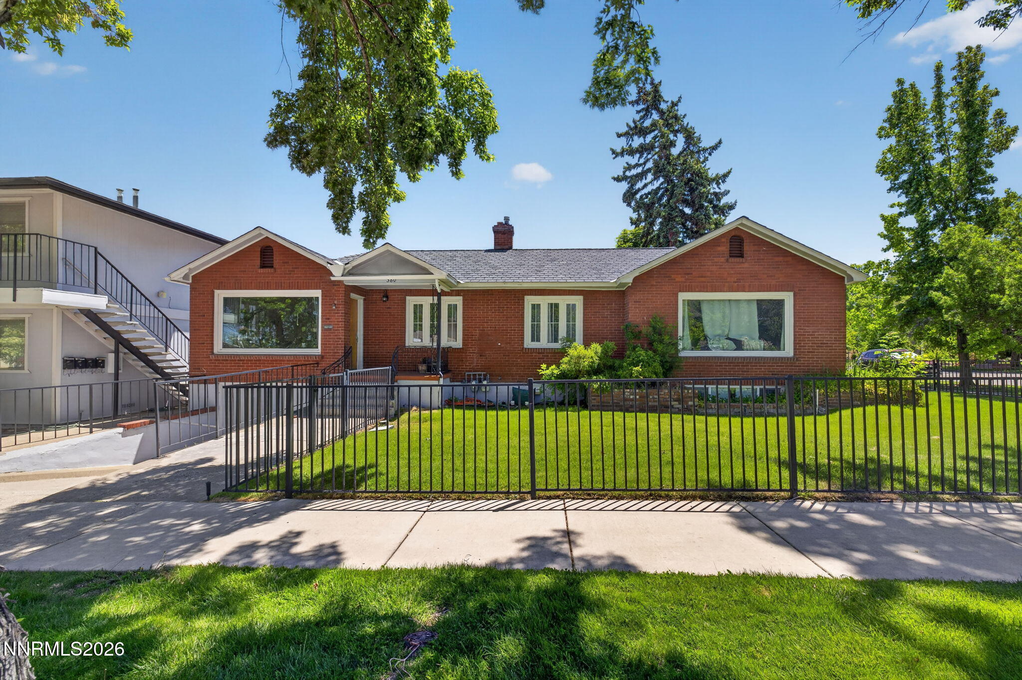 370 La Rue Avenue