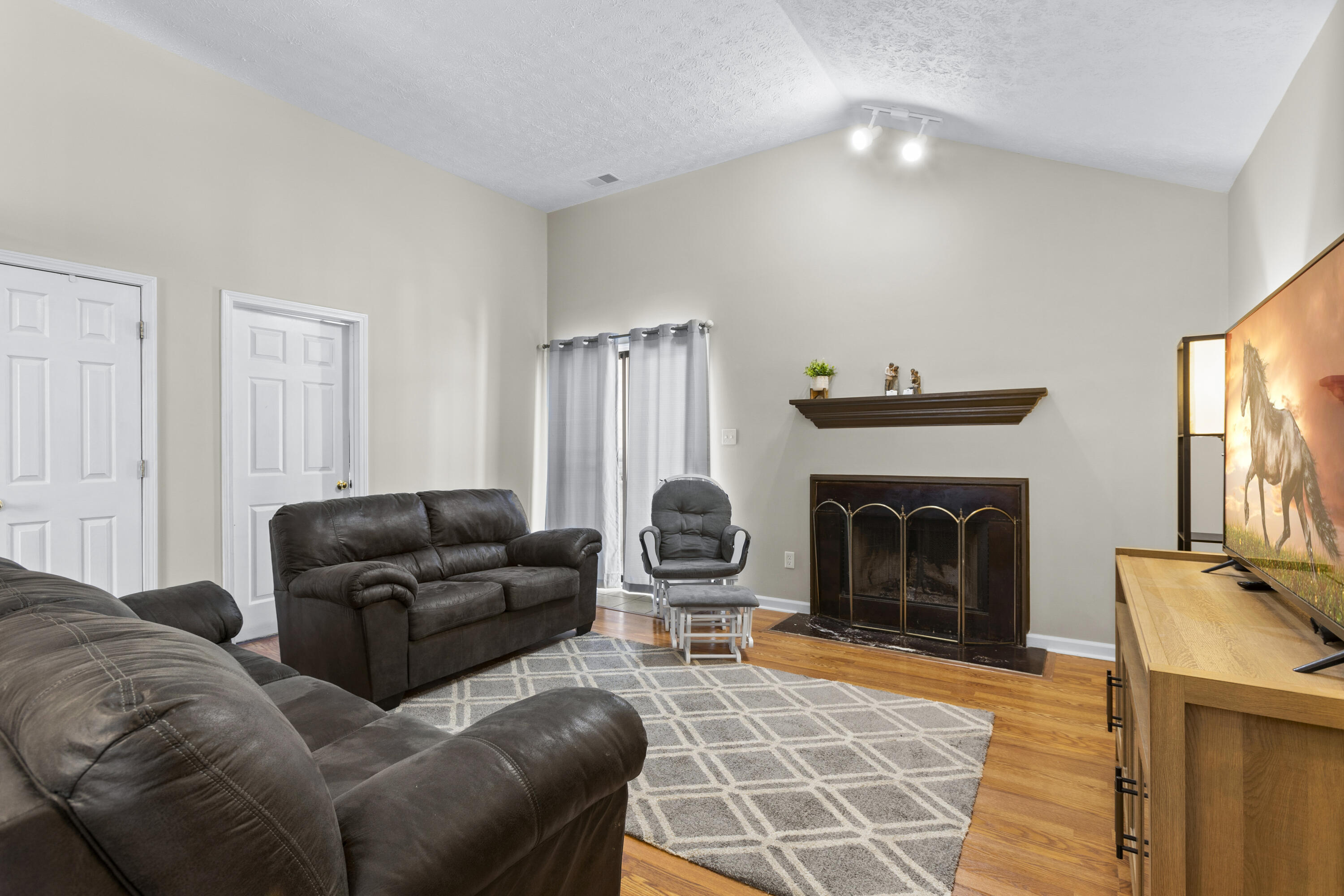 1371 The Kings Court Court