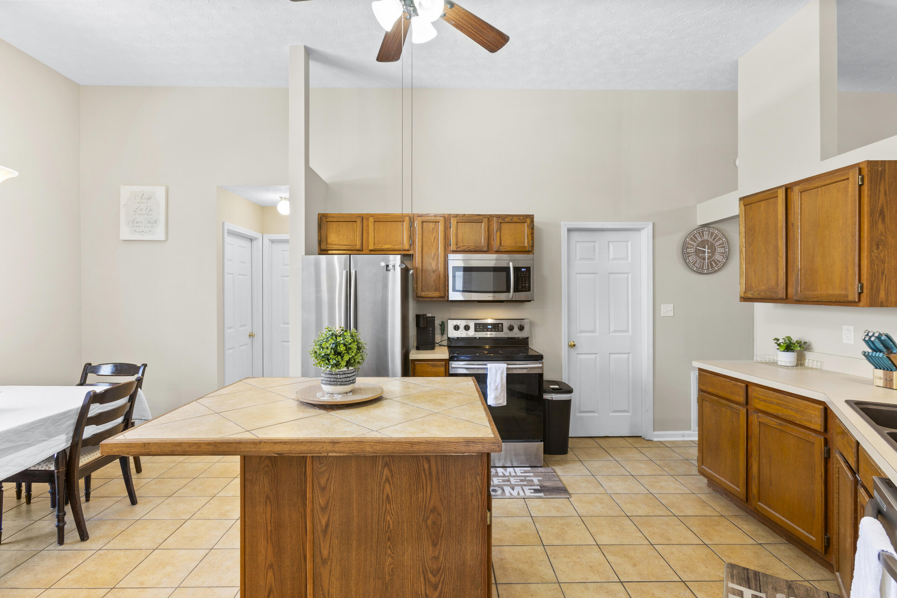 1371 The Kings Court Court