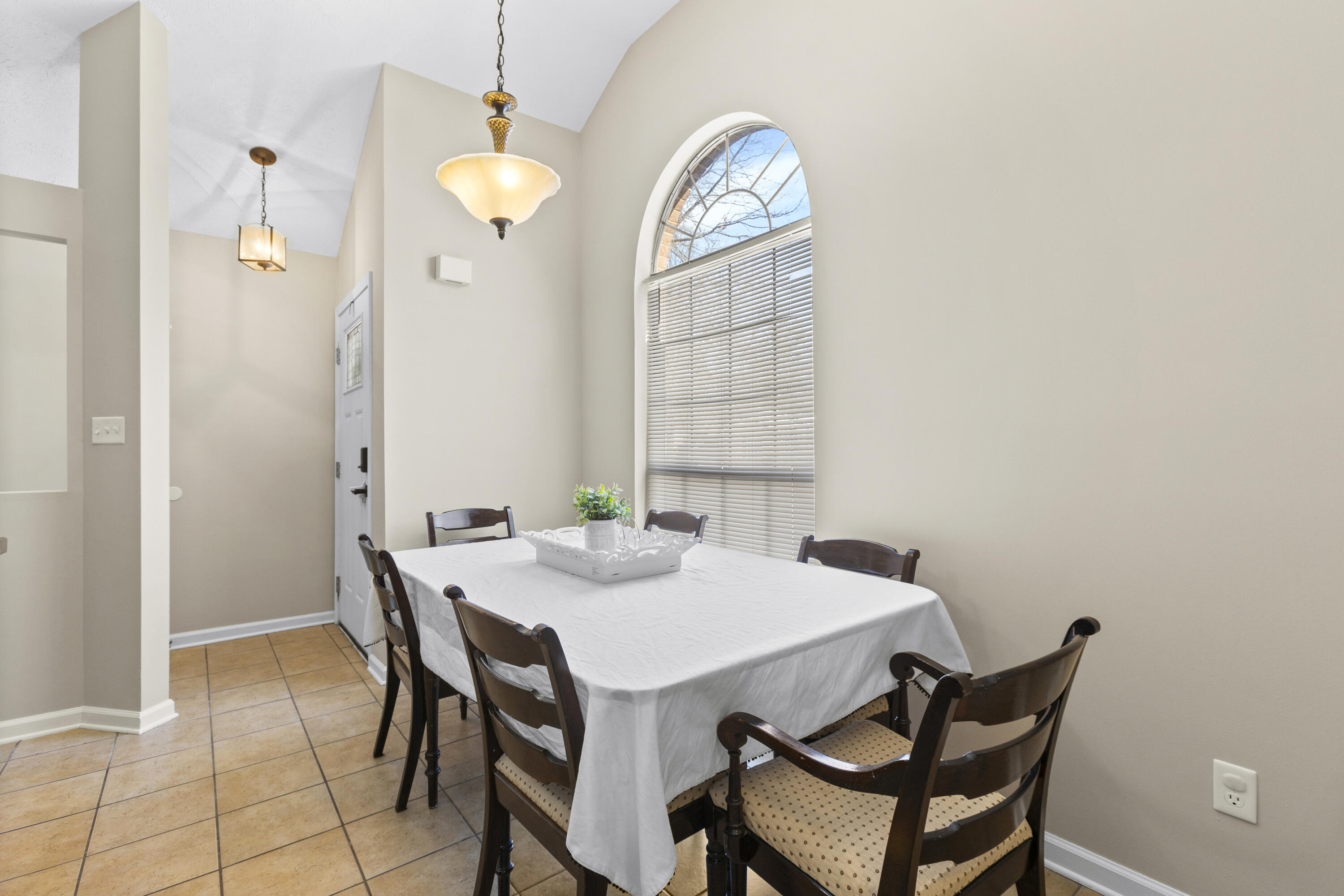 1371 The Kings Court Court