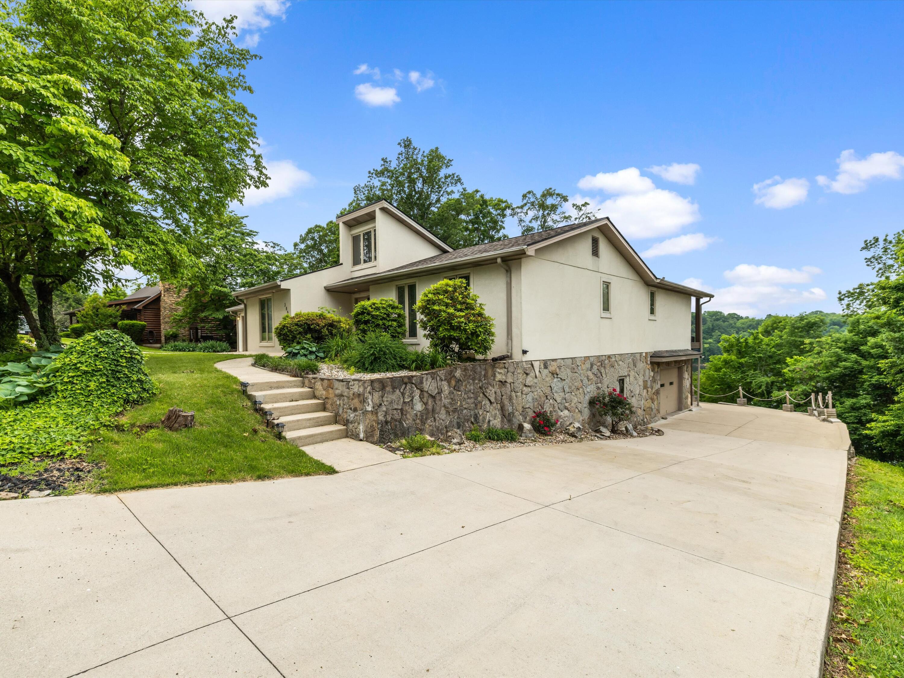 389 Lakeview Drive