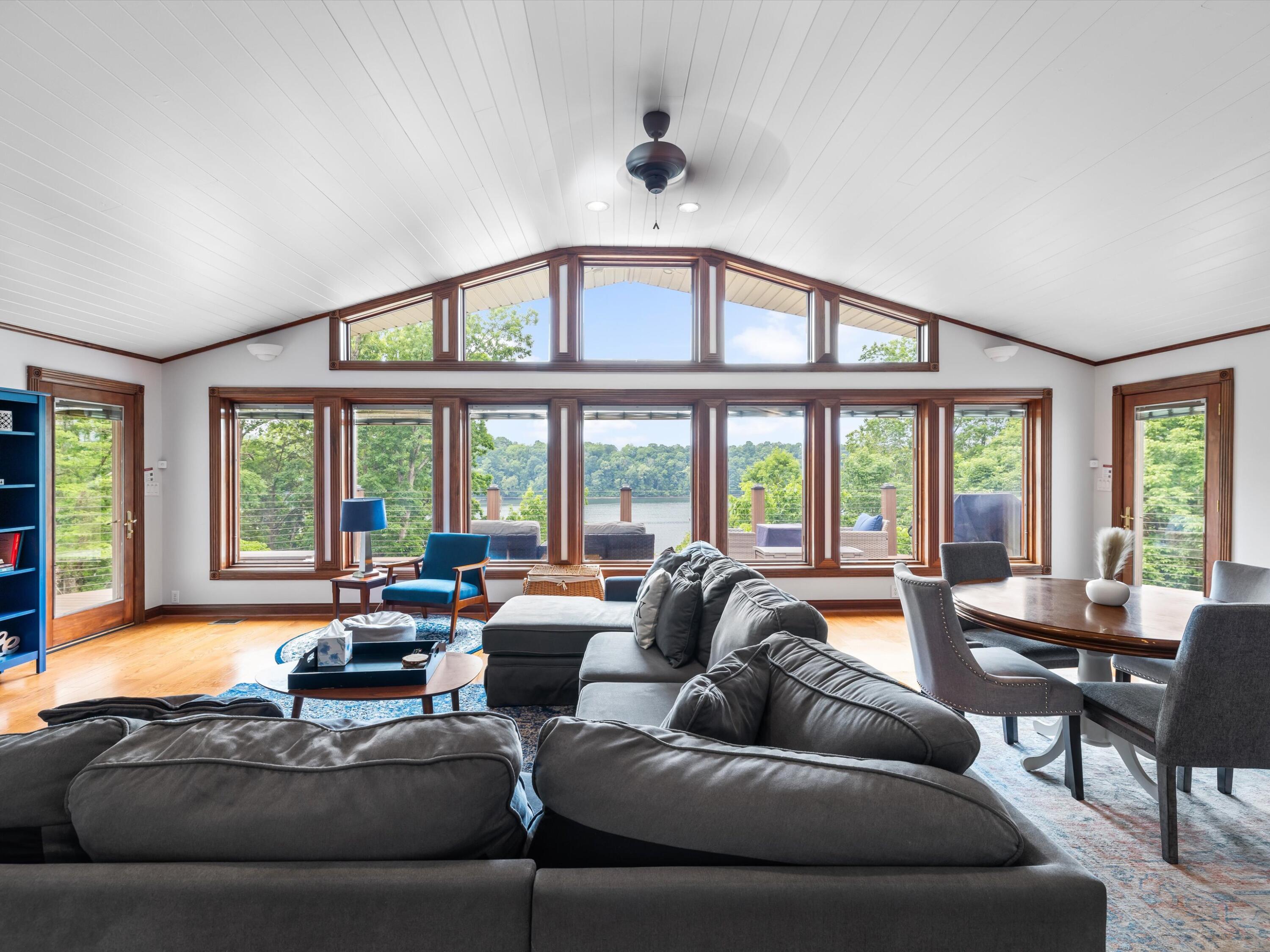 389 Lakeview Drive