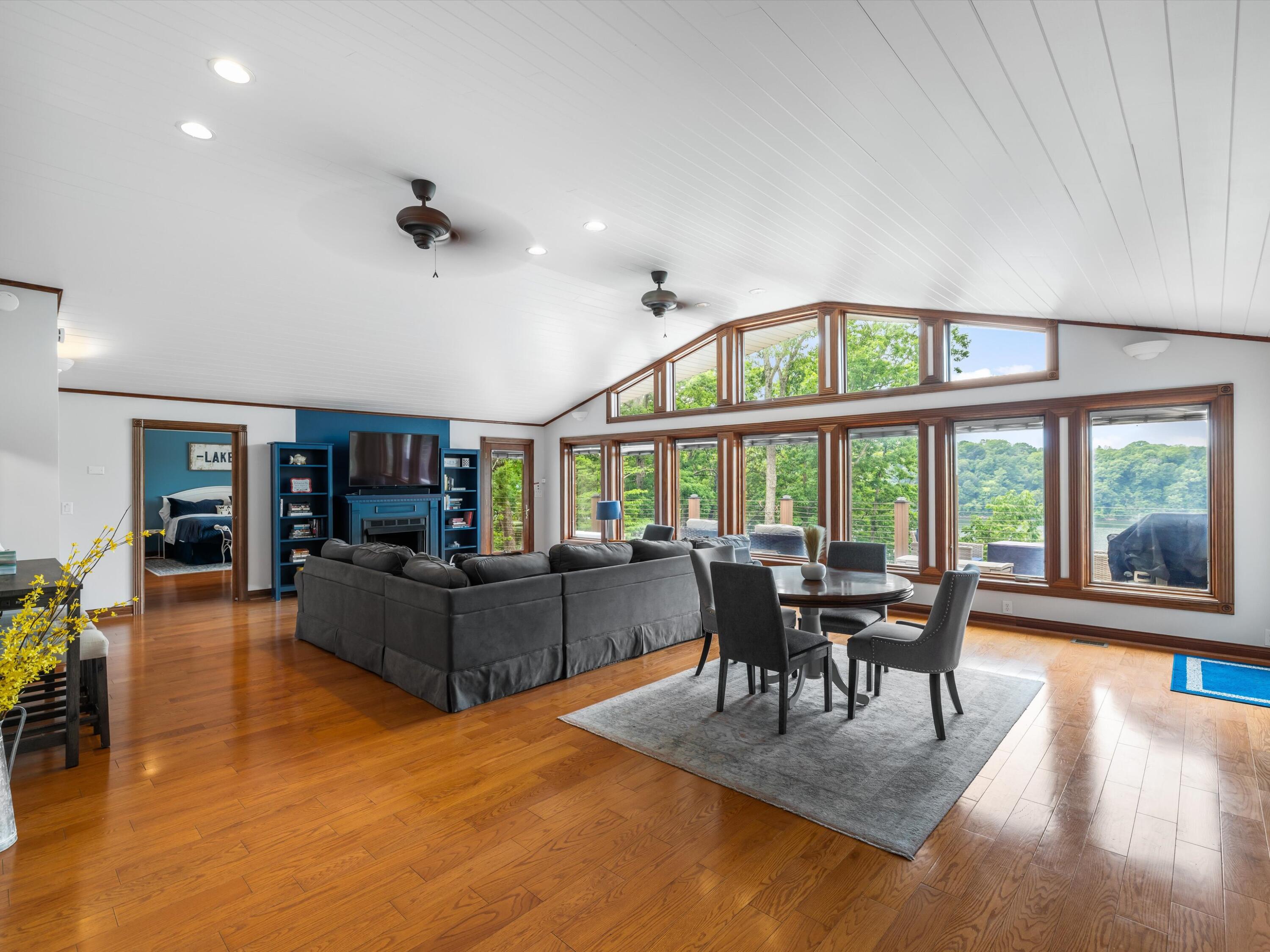 389 Lakeview Drive
