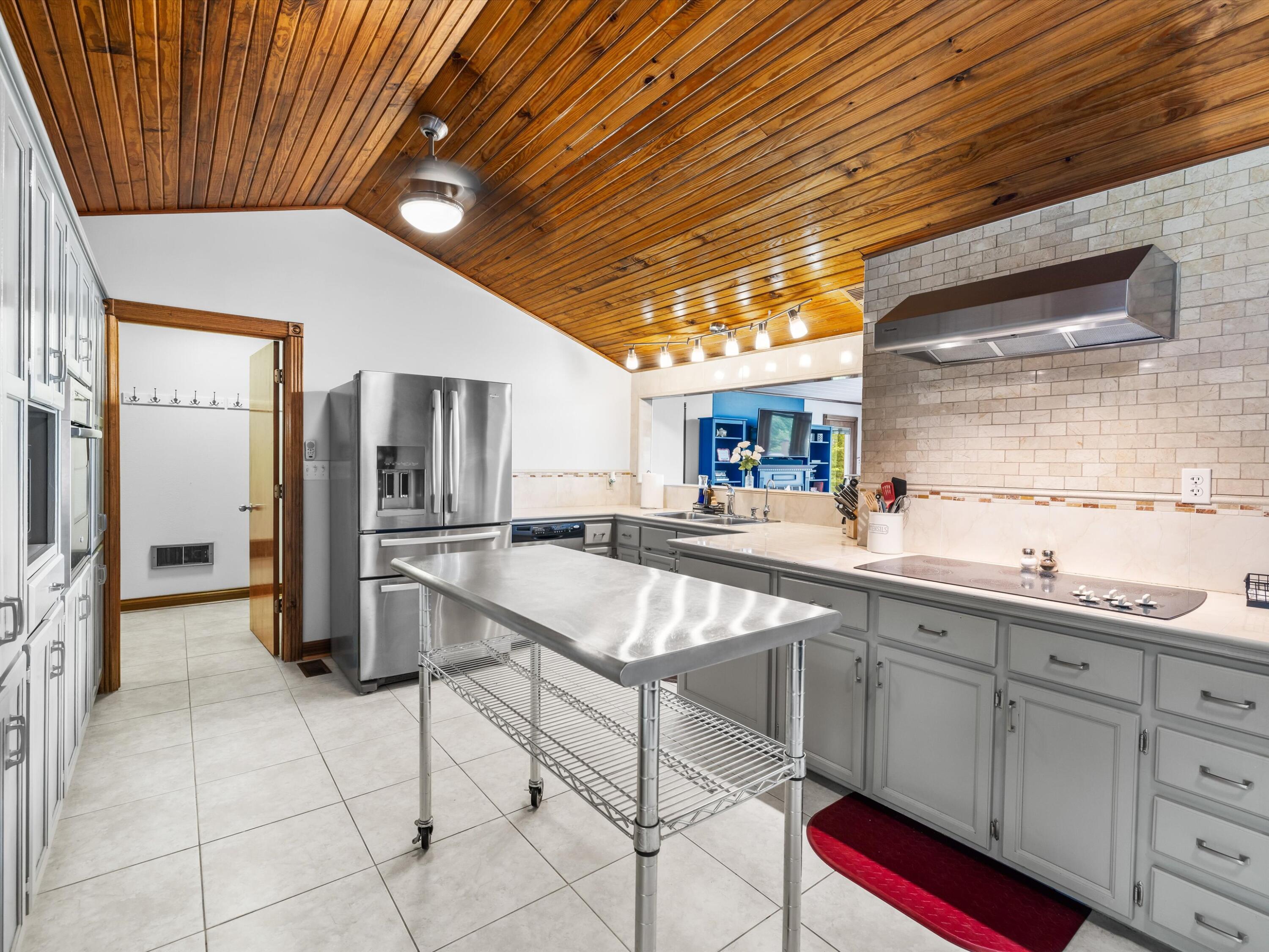 389 Lakeview Drive