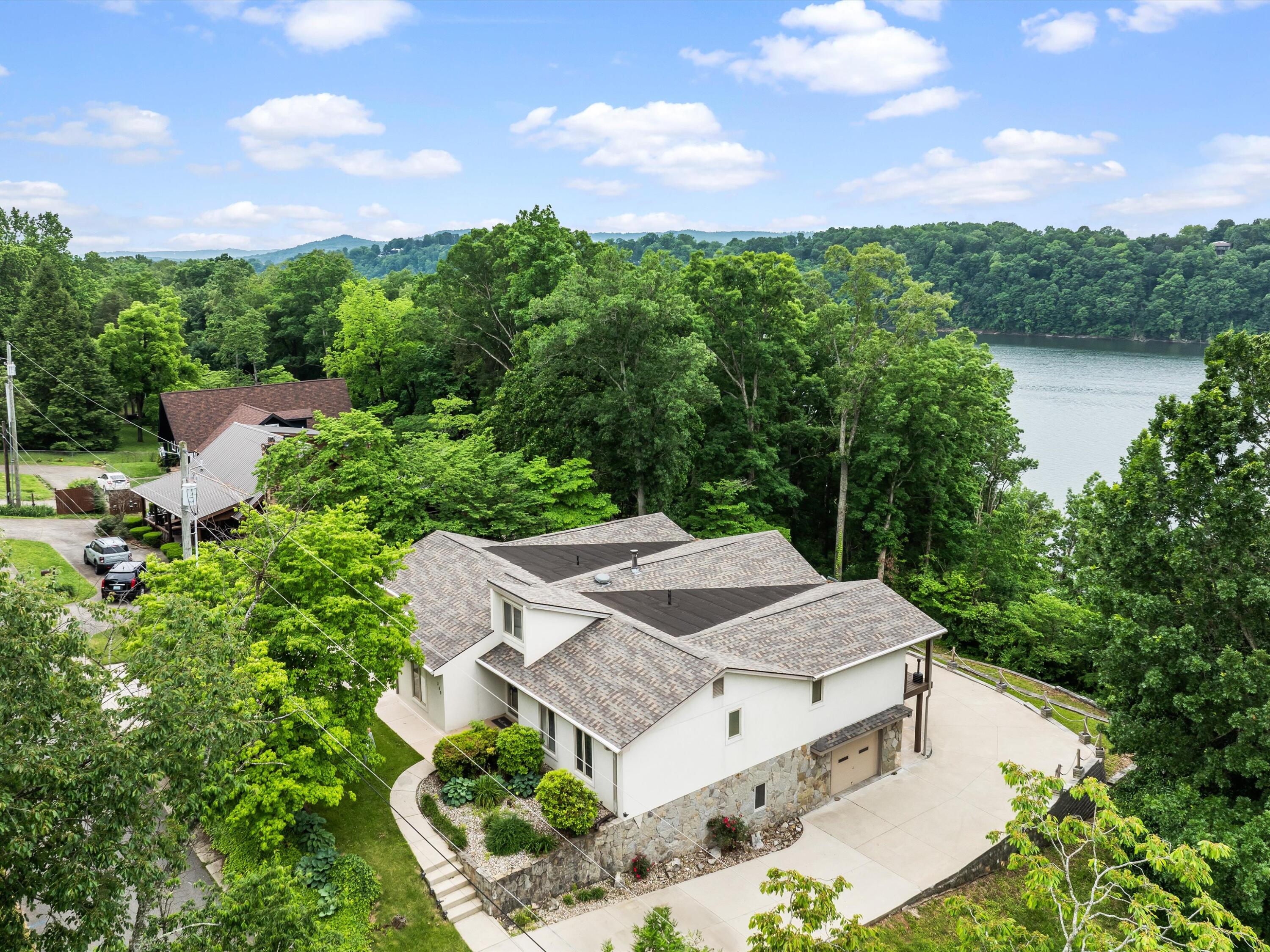 389 Lakeview Drive