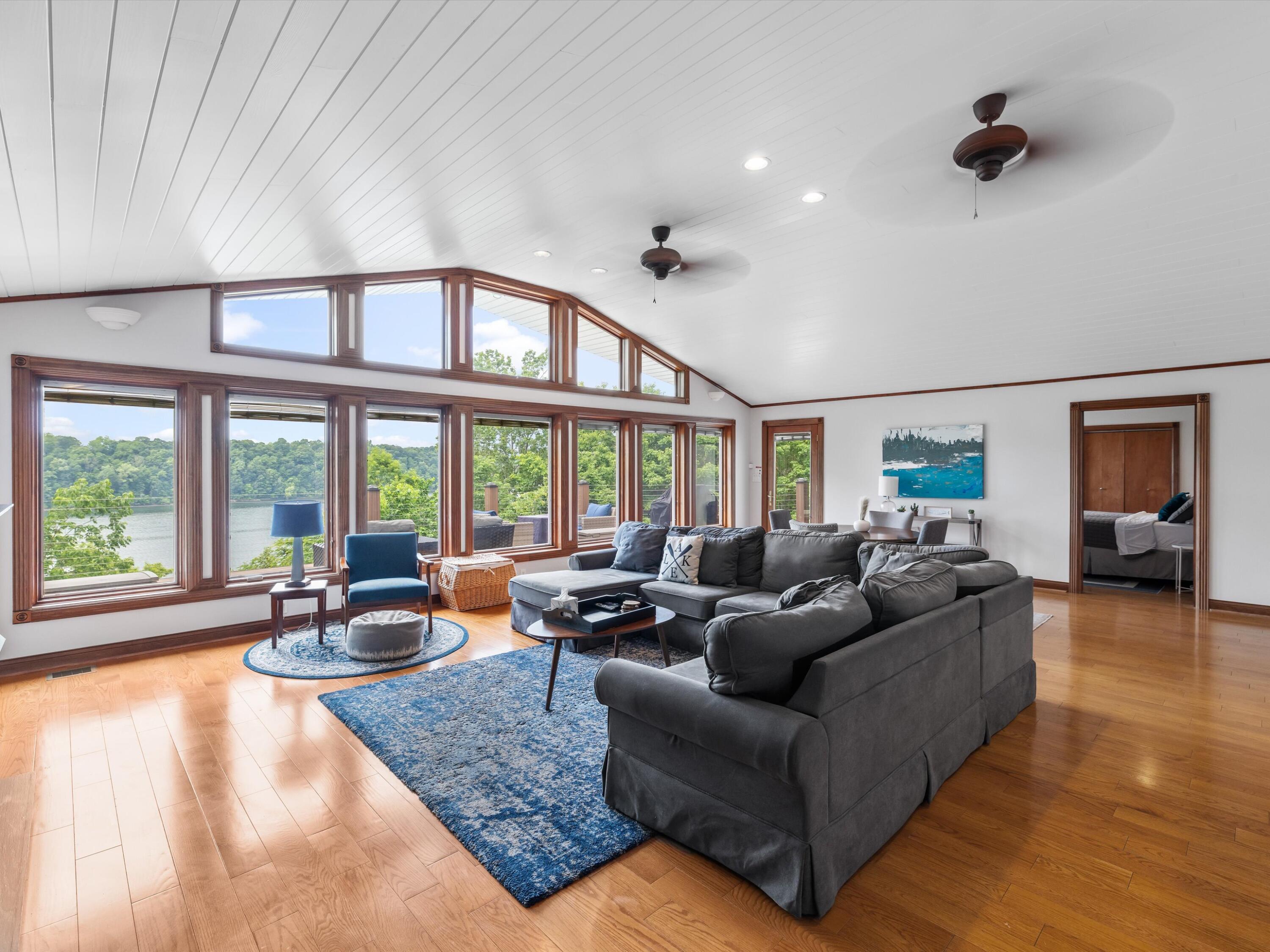 389 Lakeview Drive
