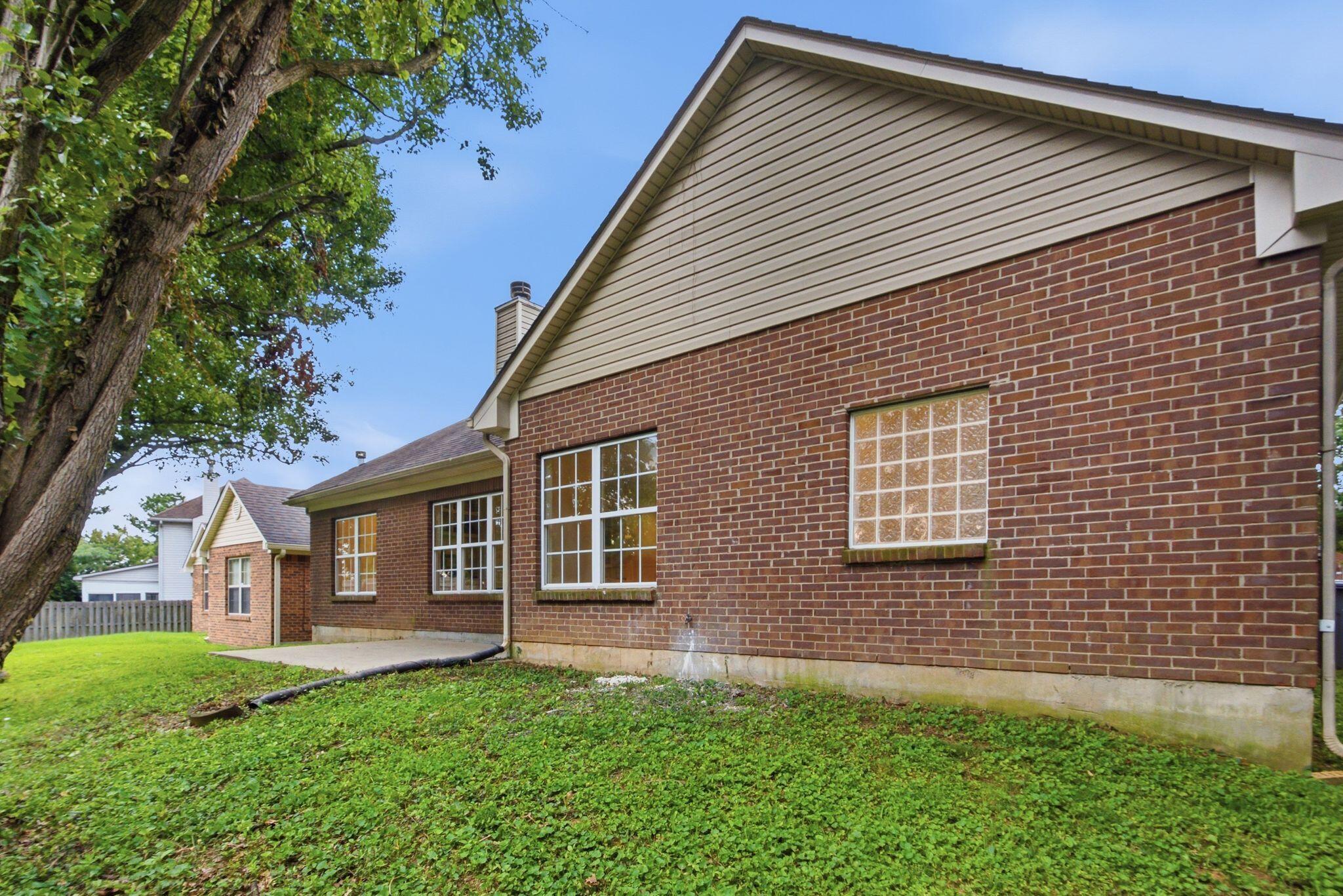 1737 Headley Green