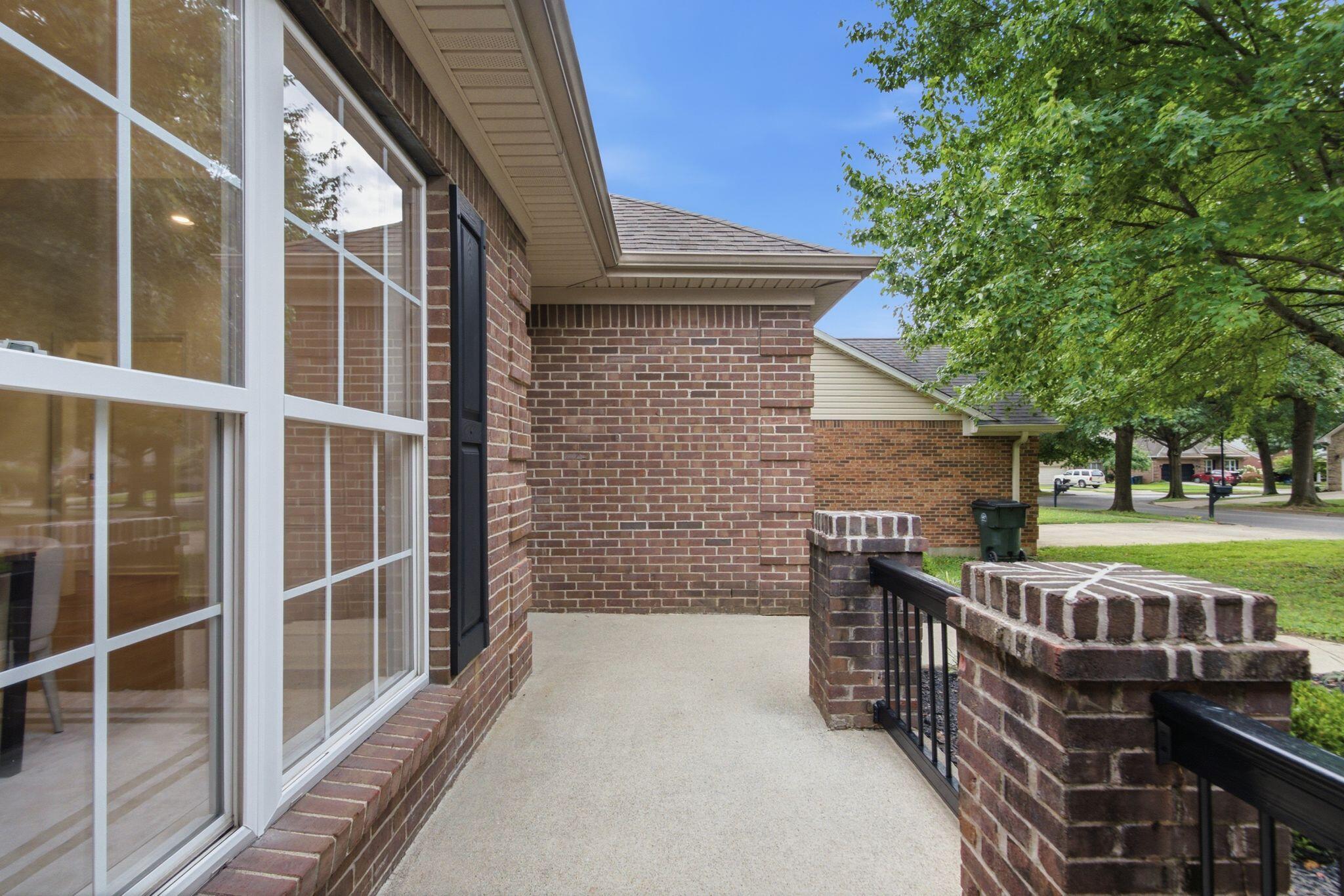 1737 Headley Green