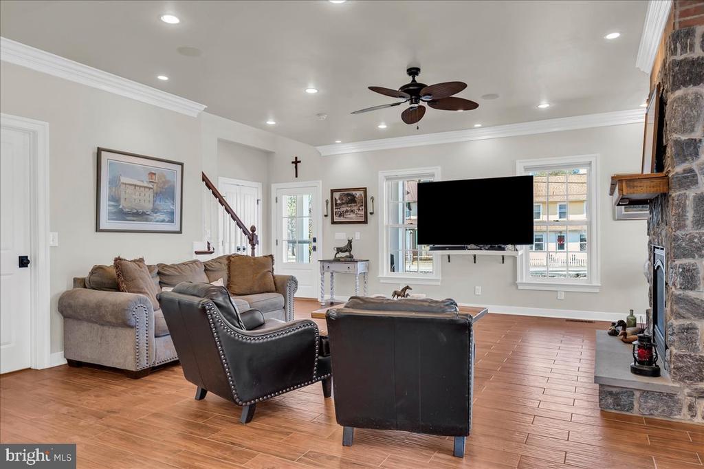 1157 Valley Rd